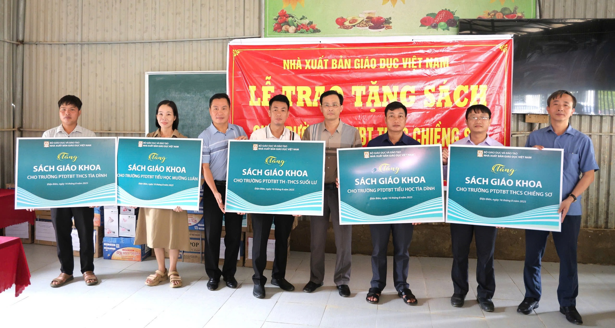 Nhà xuất bản  Giáo dục Việt Nam sẵn sàng chi 20 tỷ đồng hỗ trợ học sinh vùng bão lũ - Ảnh 1.