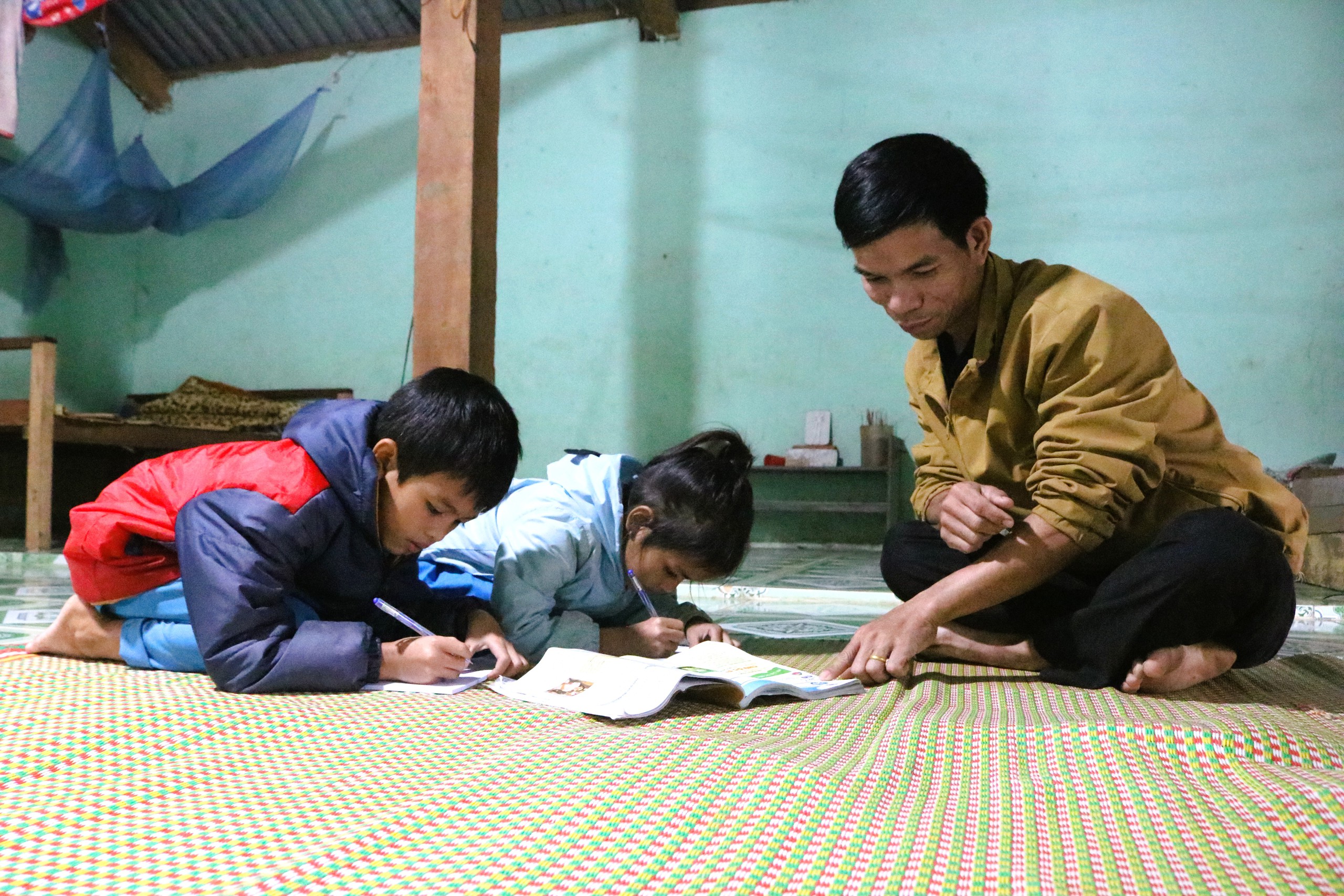 Lặng thầm nghề "gieo chữ" (kỳ 1)- Ảnh 2. Lặng thầm nghề "gieo chữ": Khi trái tim thầy cô thắp sáng con chữ vùng cao - Ảnh 6.