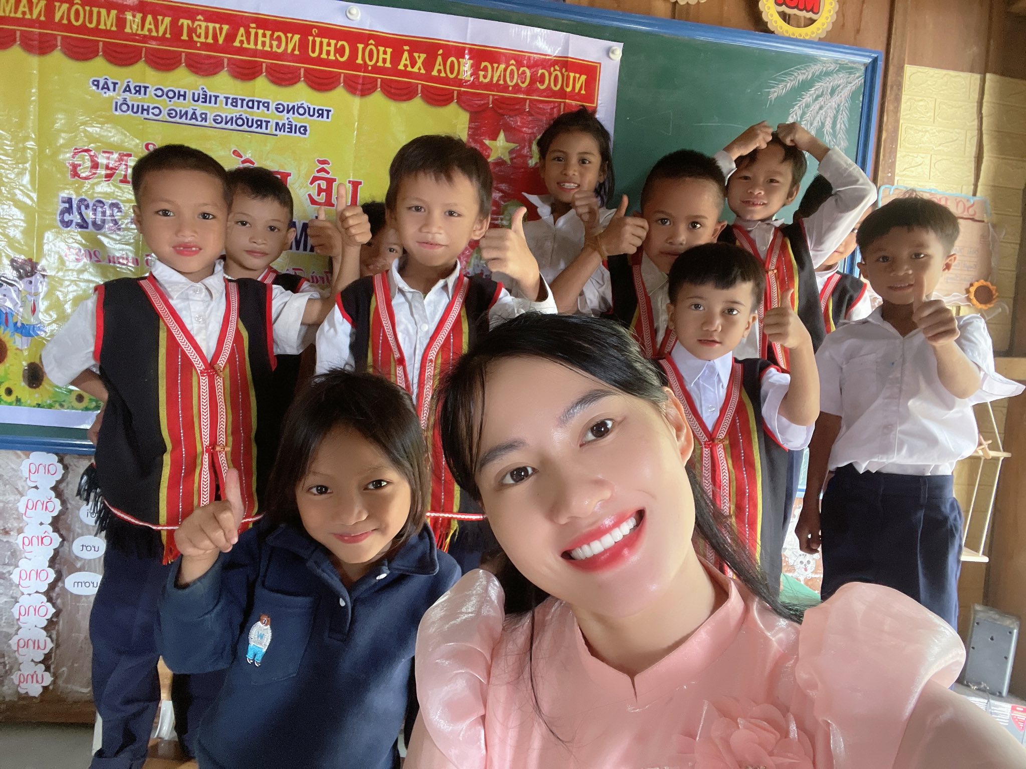 Lặng thầm nghề "gieo chữ" (kỳ 1)- Ảnh 4. Lặng thầm nghề "gieo chữ": Khi trái tim thầy cô thắp sáng con chữ vùng cao - Ảnh 1.