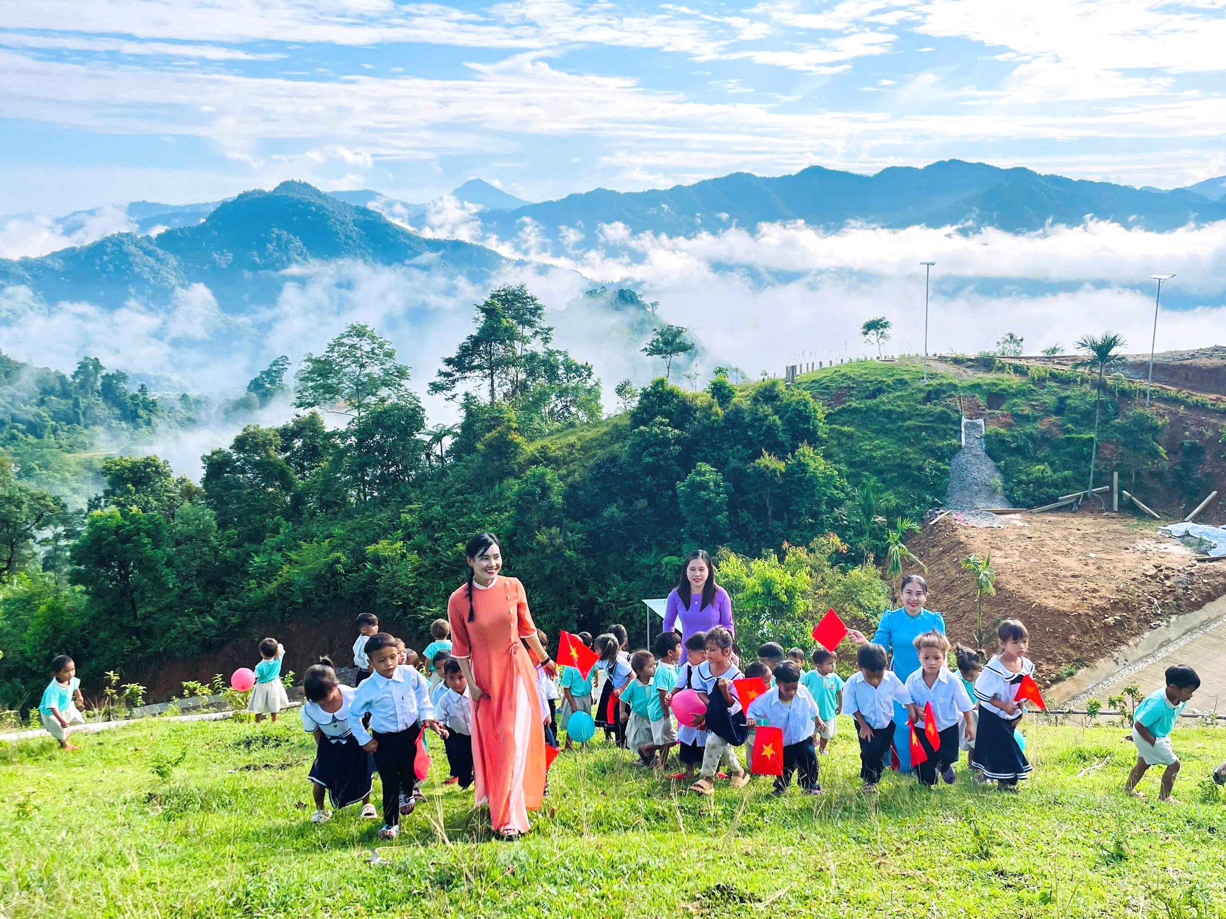 Lặng thầm nghề "gieo chữ" (kỳ 1)- Ảnh 5. Lặng thầm nghề "gieo chữ": Khi trái tim thầy cô thắp sáng con chữ vùng cao - Ảnh 2.