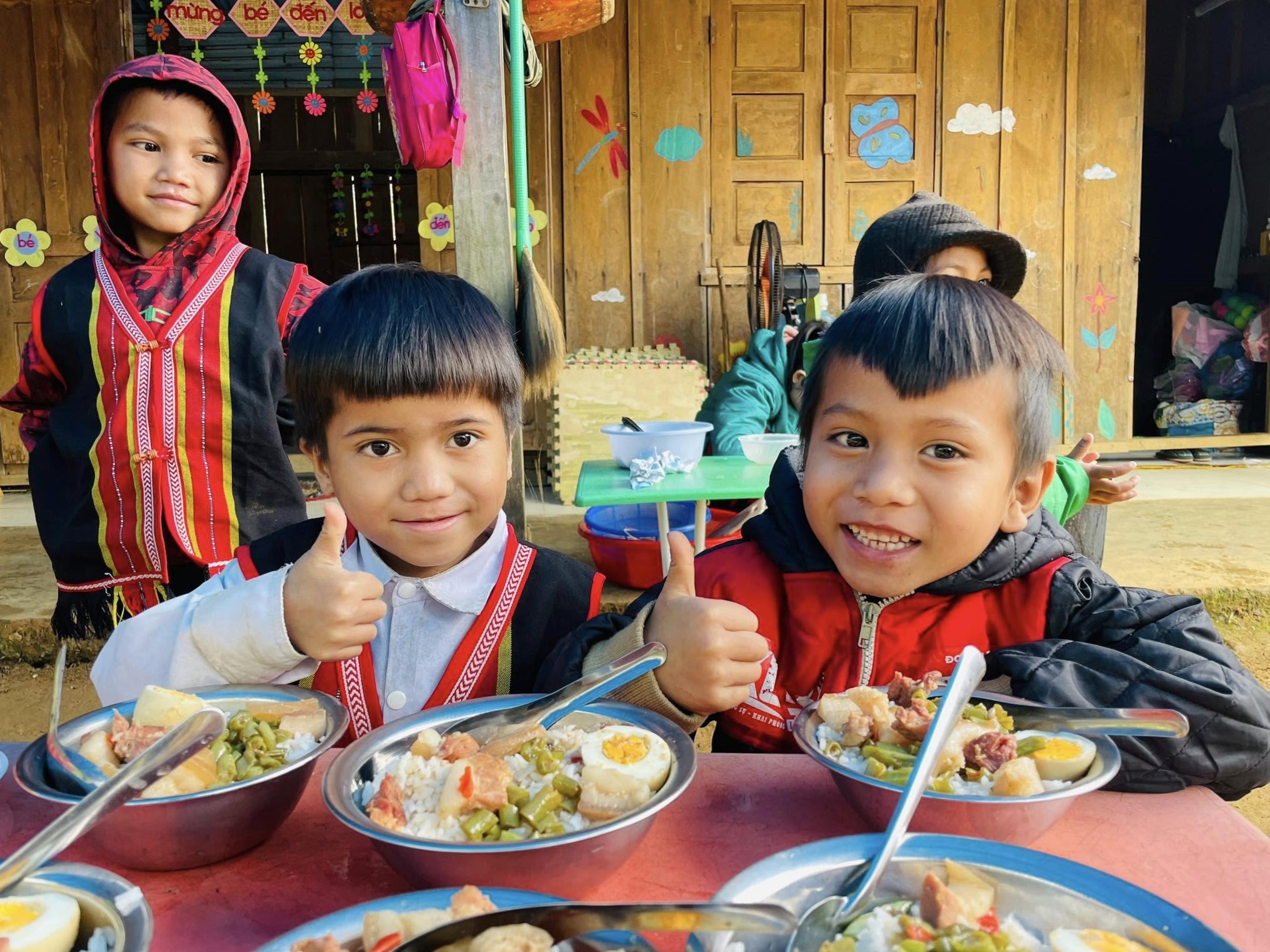 Lặng thầm nghề "gieo chữ" (kỳ 1)- Ảnh 6. Lặng thầm nghề "gieo chữ": Khi trái tim thầy cô thắp sáng con chữ vùng cao - Ảnh 3.