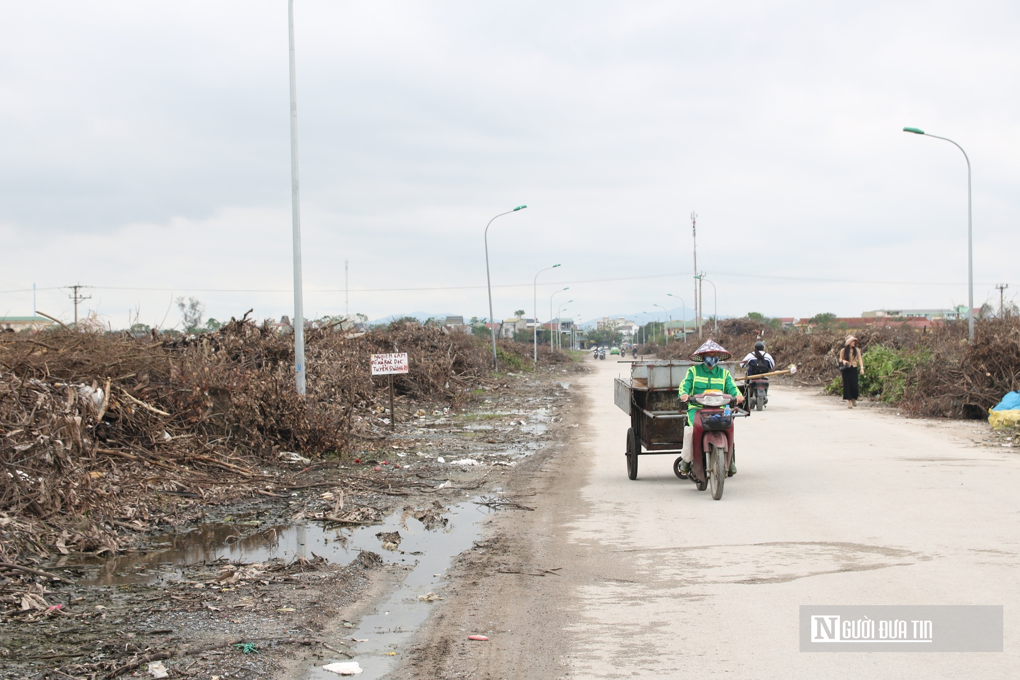 Rác thải chất đống cao ngút hai bên đường ở trung tâm đô thị Nghệ An- Ảnh 1.