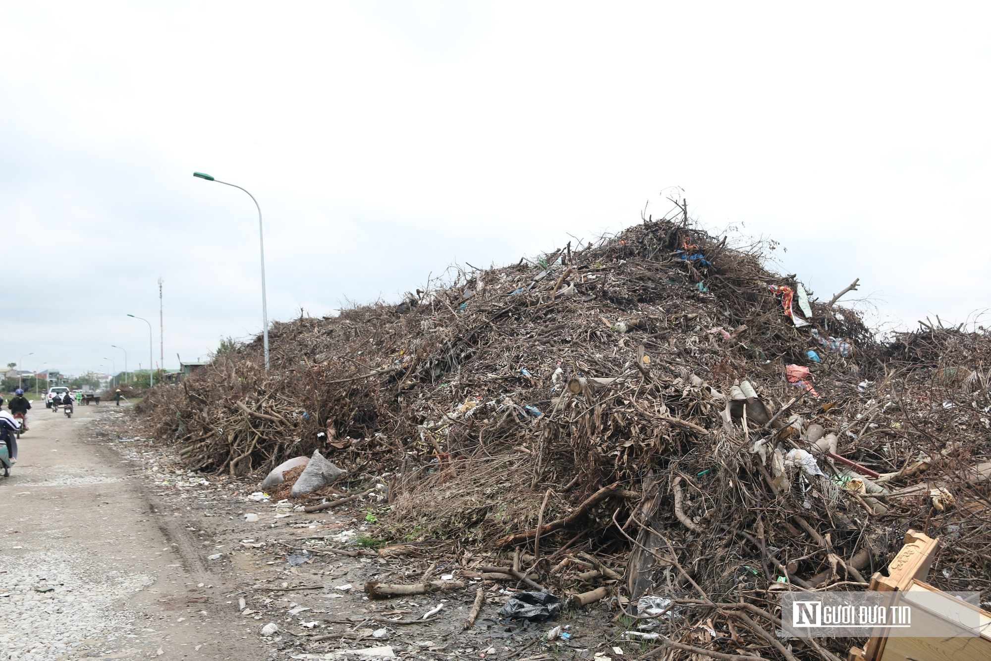 Rác thải chất đống cao ngút hai bên đường ở trung tâm đô thị Nghệ An- Ảnh 8.