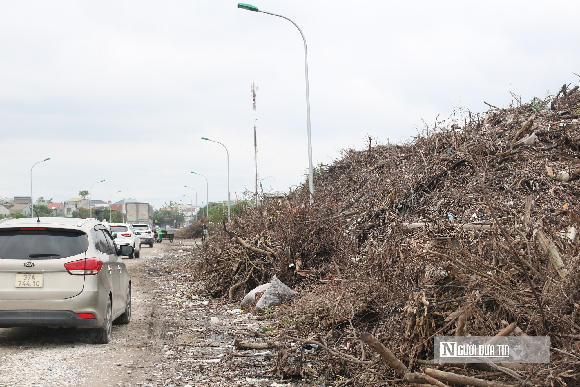 Rác thải chất đống cao ngút hai bên đường ở trung tâm đô thị Nghệ An- Ảnh 5.