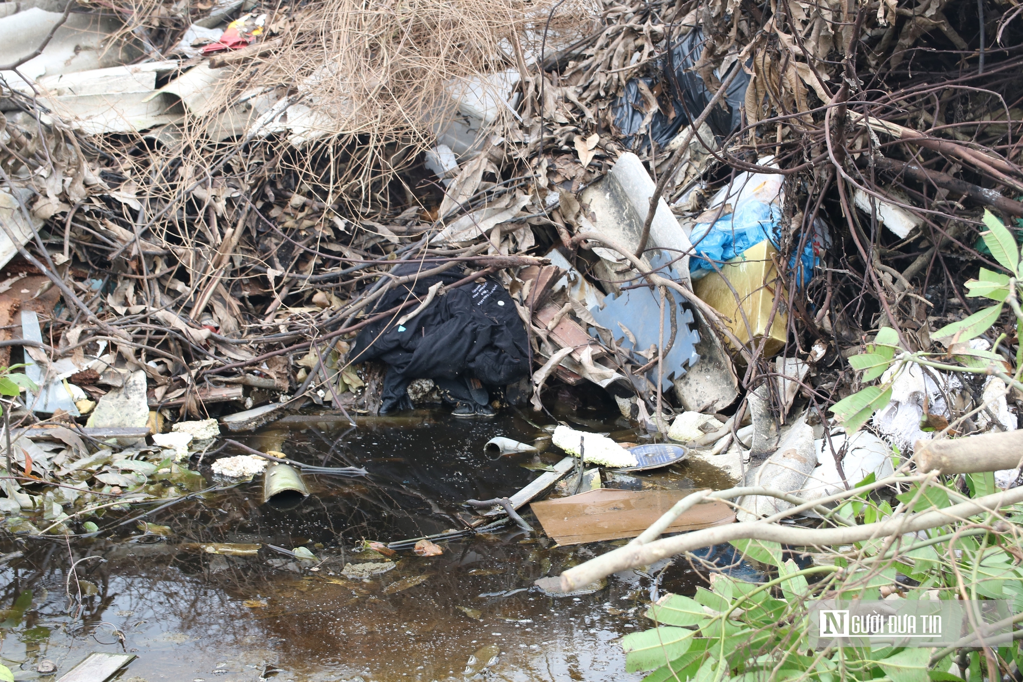 Rác thải chất đống cao ngút hai bên đường ở trung tâm đô thị Nghệ An- Ảnh 4.