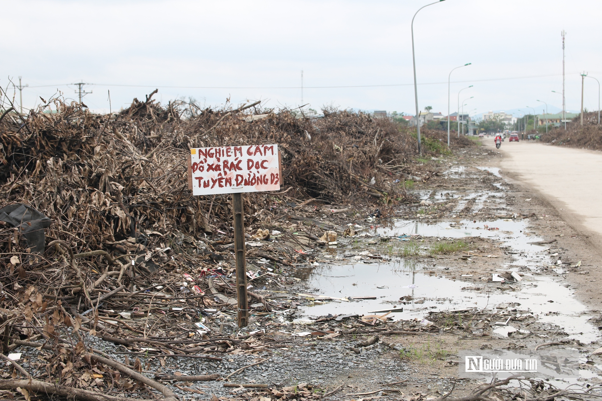 Rác thải chất đống cao ngút hai bên đường ở trung tâm đô thị Nghệ An- Ảnh 3.