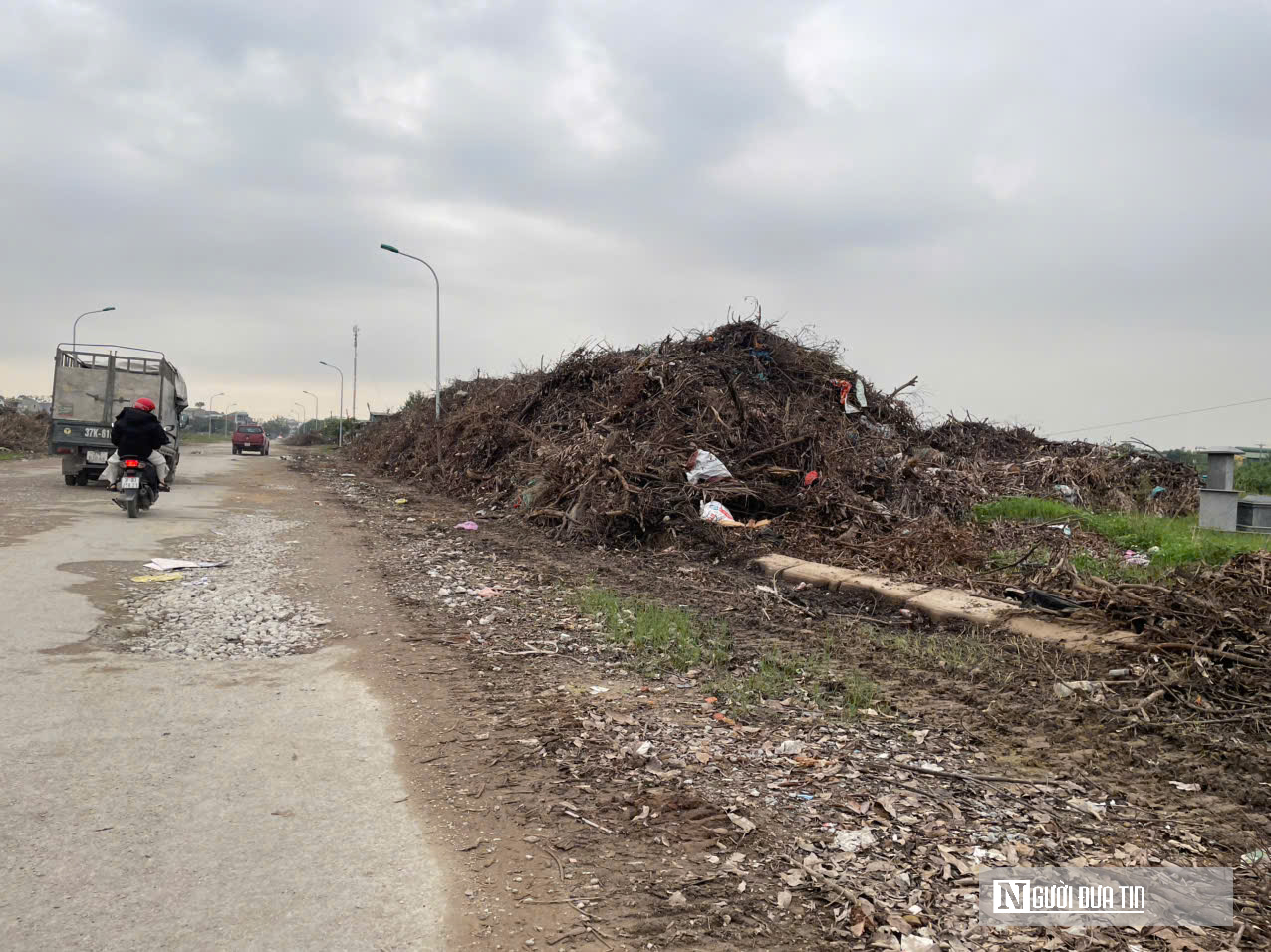 Rác thải chất đống cao ngút hai bên đường ở trung tâm đô thị Nghệ An- Ảnh 9.