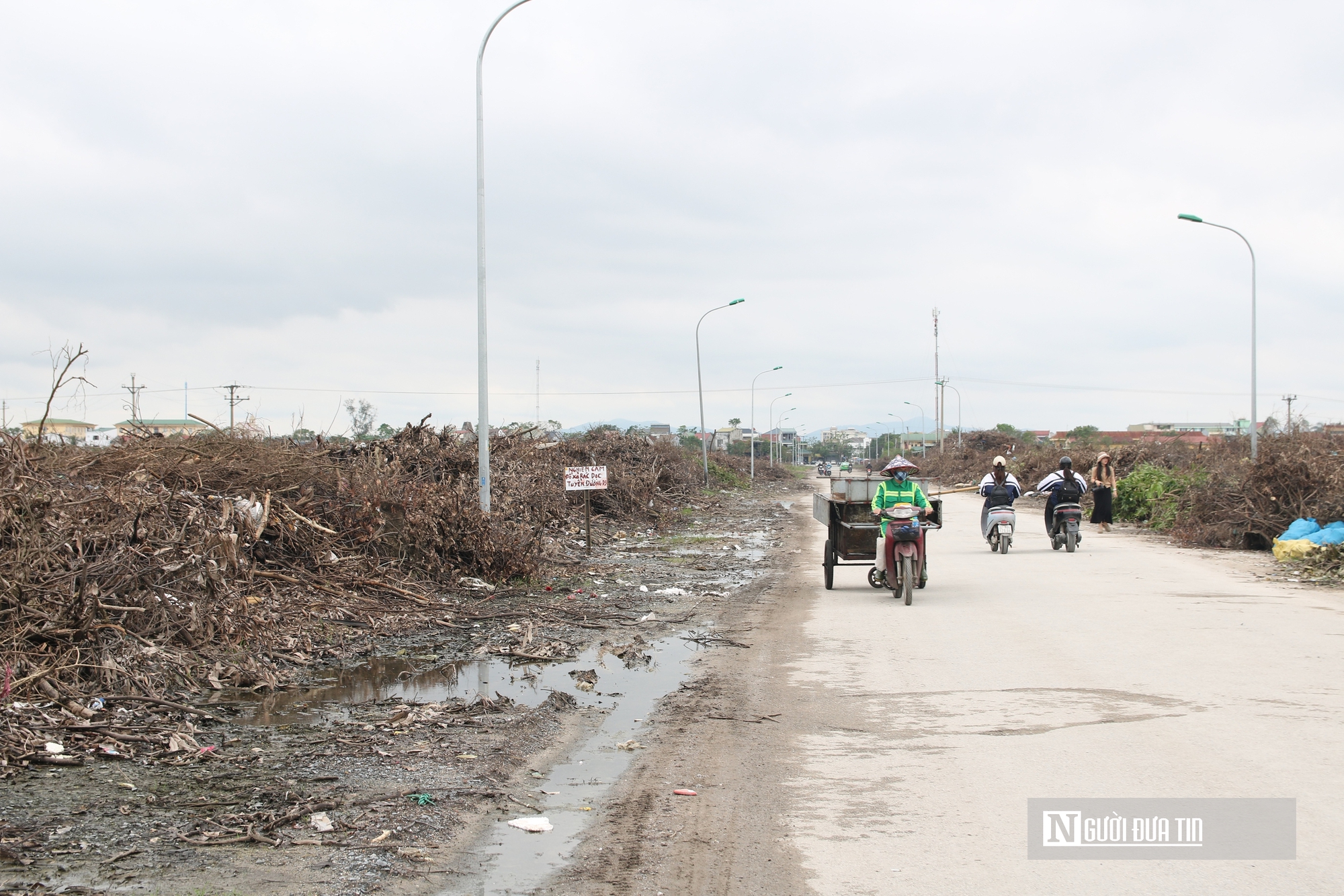Rác thải chất đống cao ngút hai bên đường ở trung tâm đô thị Nghệ An- Ảnh 10.
