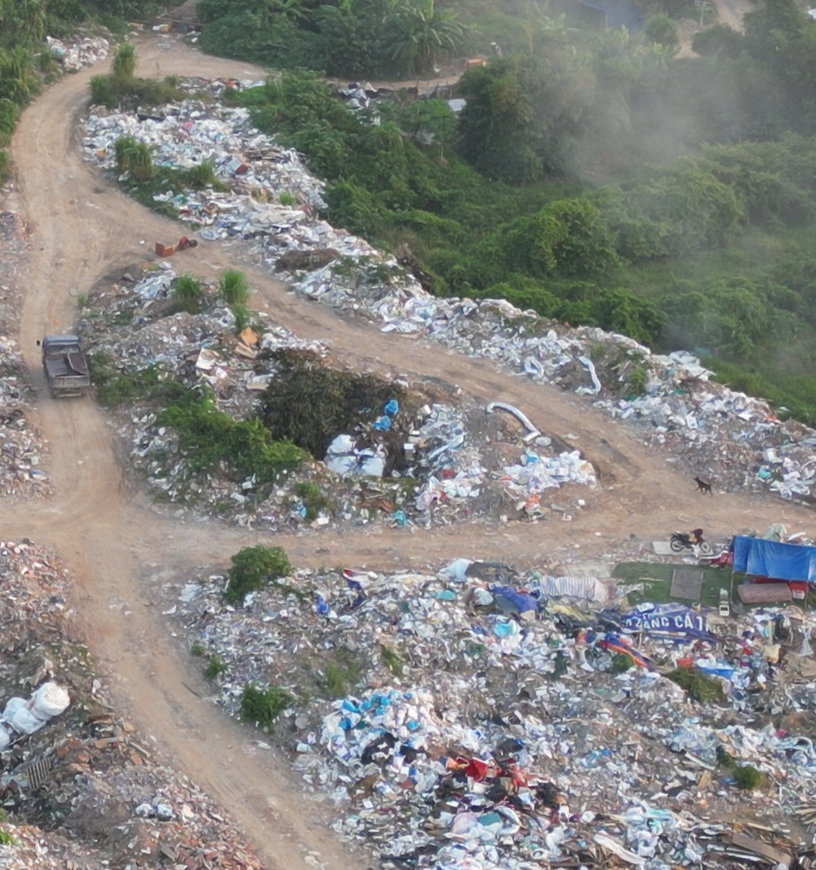 Tái diễn nạn đổ trộm phế thải gây ô nhiễm môi trường tại phường Xuân Đỉnh - Ảnh 3.