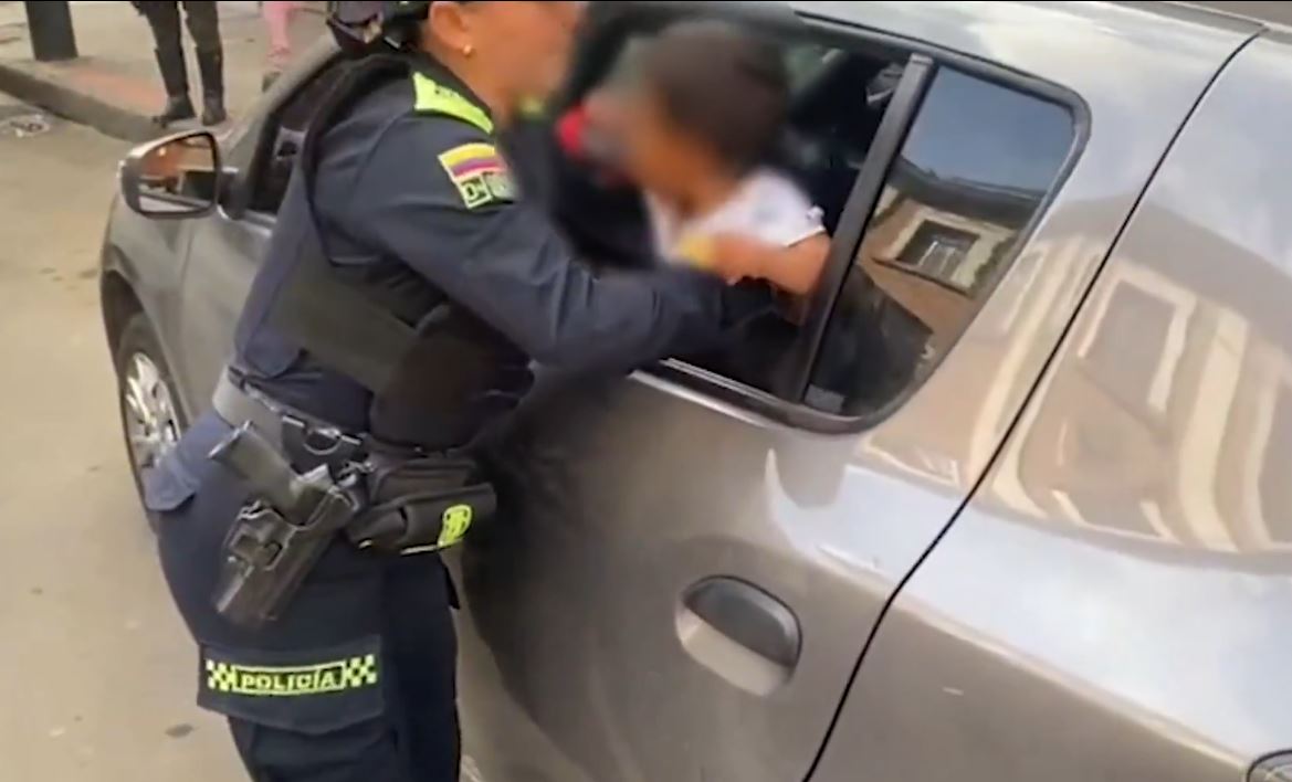 Phát hiện bé trai 2 tuổi bị nhốt trong xe ô tô trong nhiều giờ - Ảnh 1.