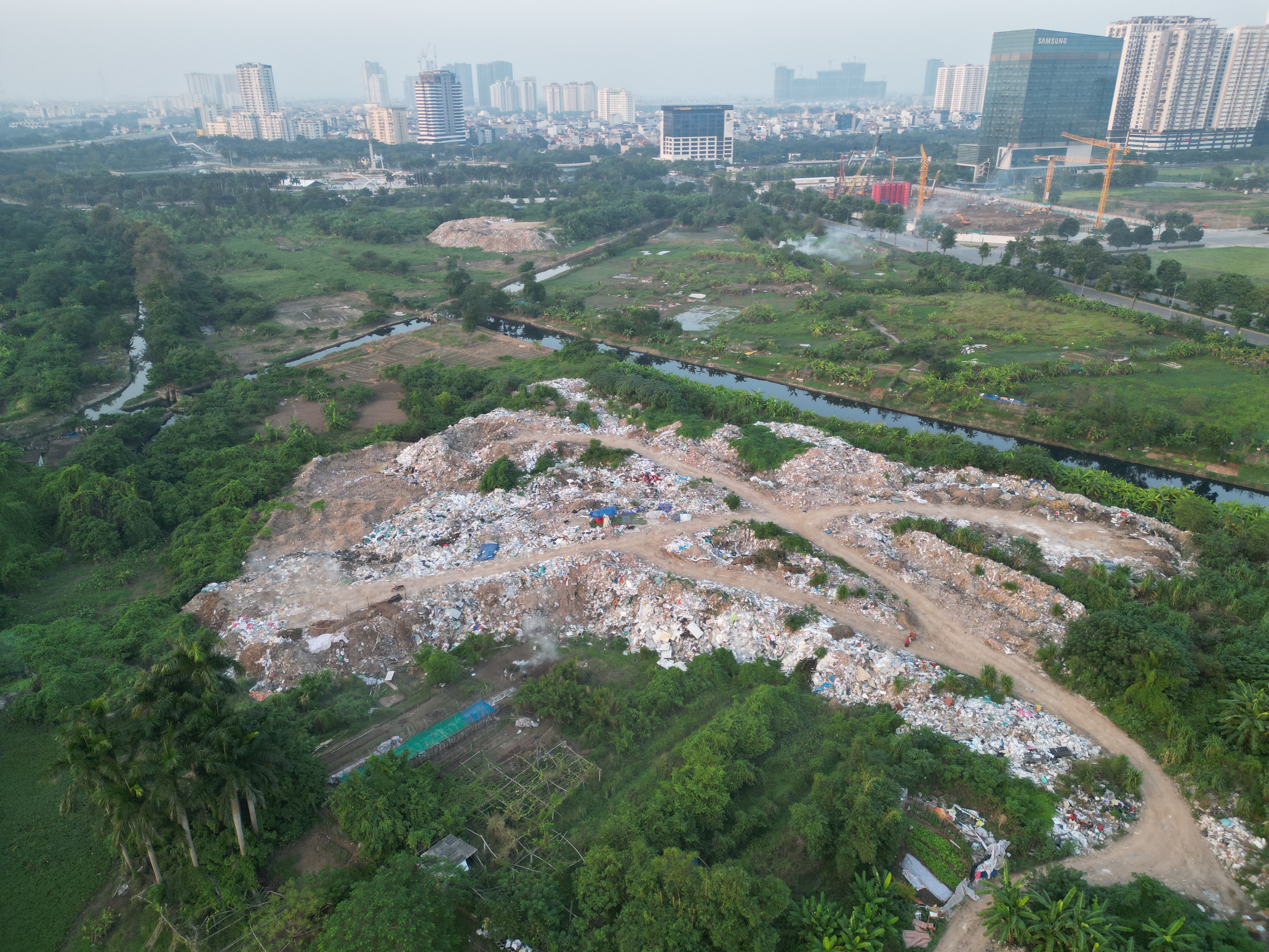 Tái diễn nạn đổ trộm phế thải gây ô nhiễm môi trường tại phường Xuân Đỉnh - Ảnh 1.