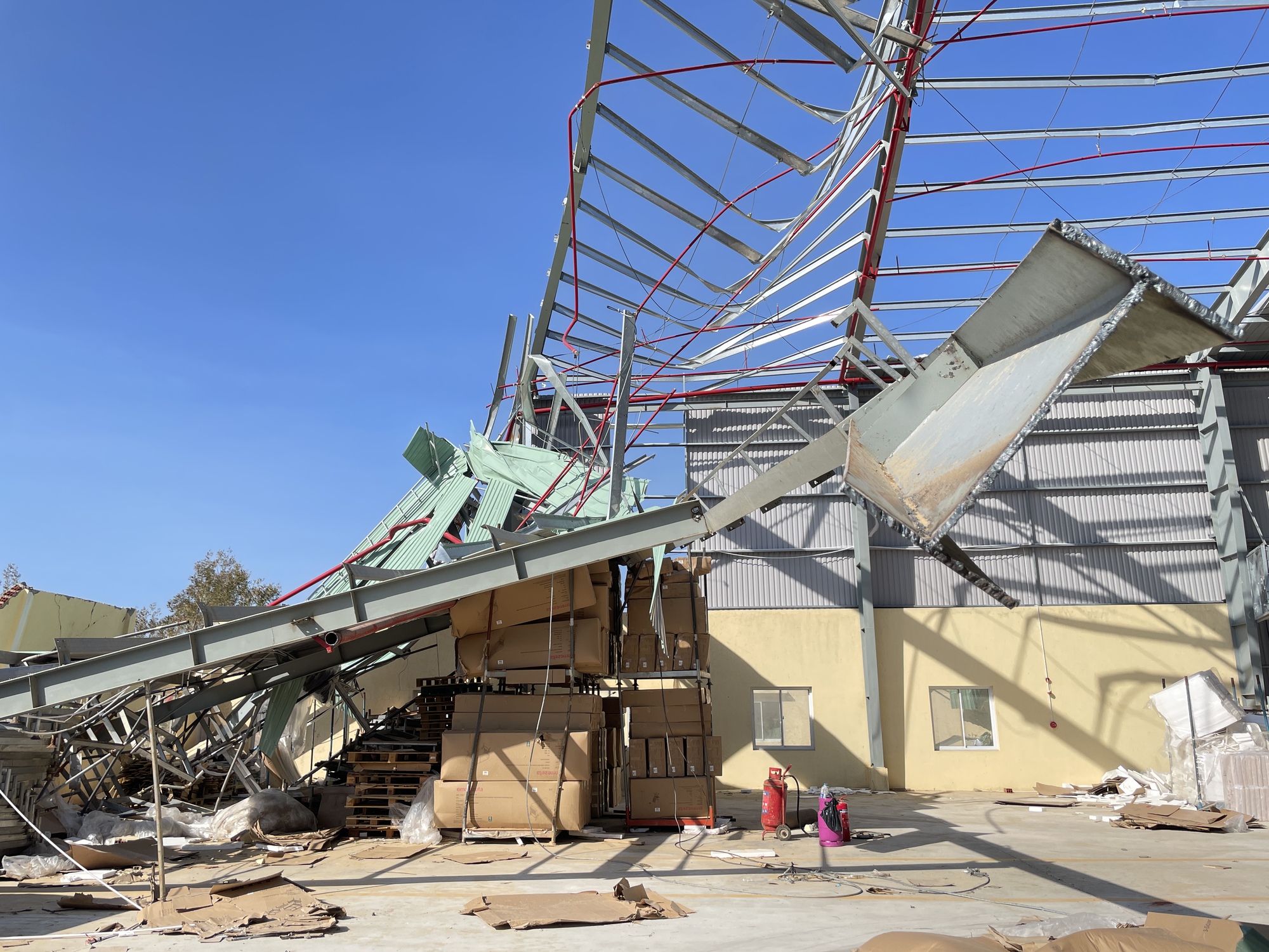 Hỗ trợ khẩn cấp 700 tỷ đồng cho 4 tỉnh miền Trung khắc phục hậu quả thiên tai - Ảnh 1.