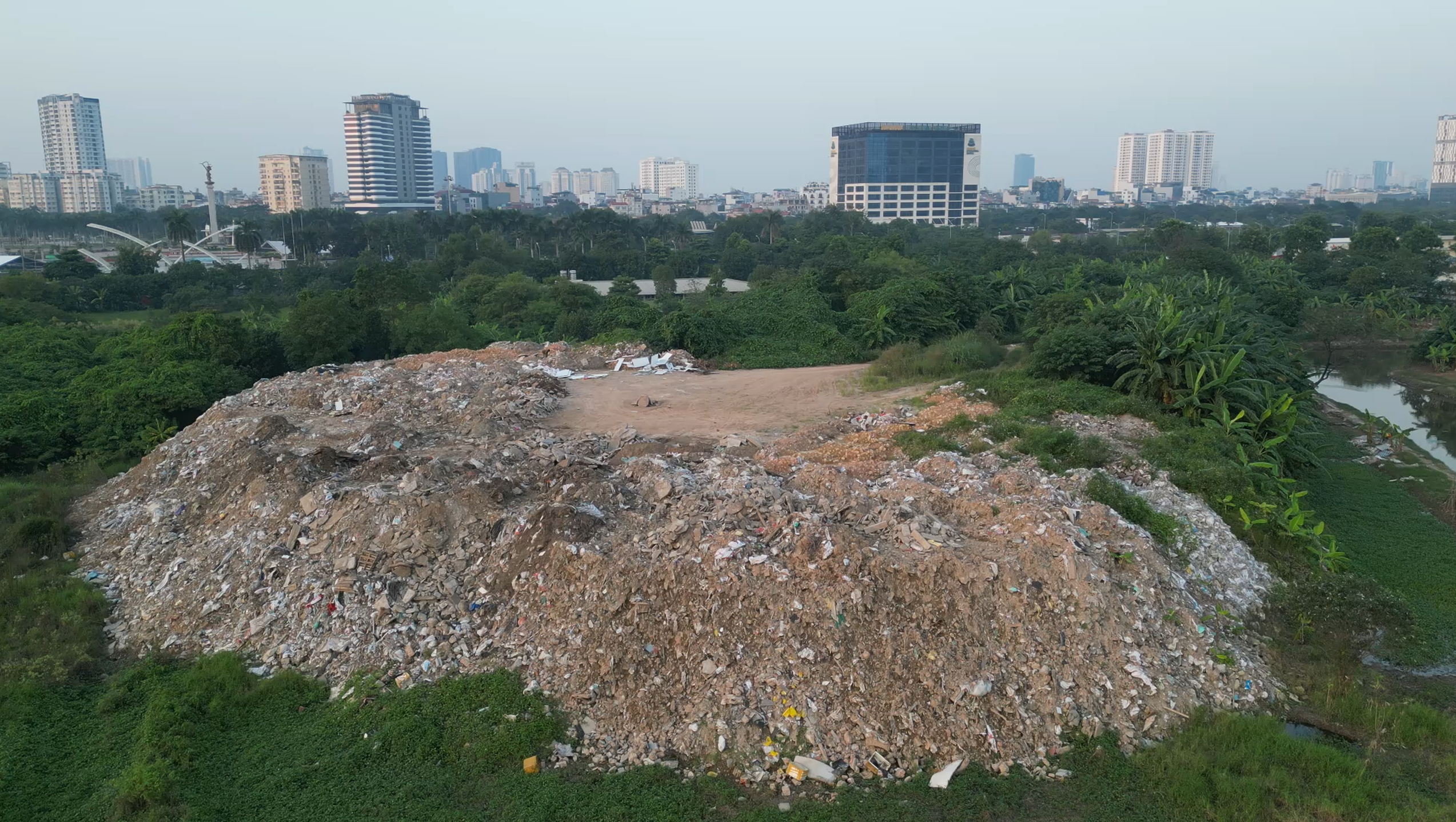 Tái diễn nạn đổ trộm phế thải gây ô nhiễm môi trường tại phường Xuân Đỉnh - Ảnh 5.