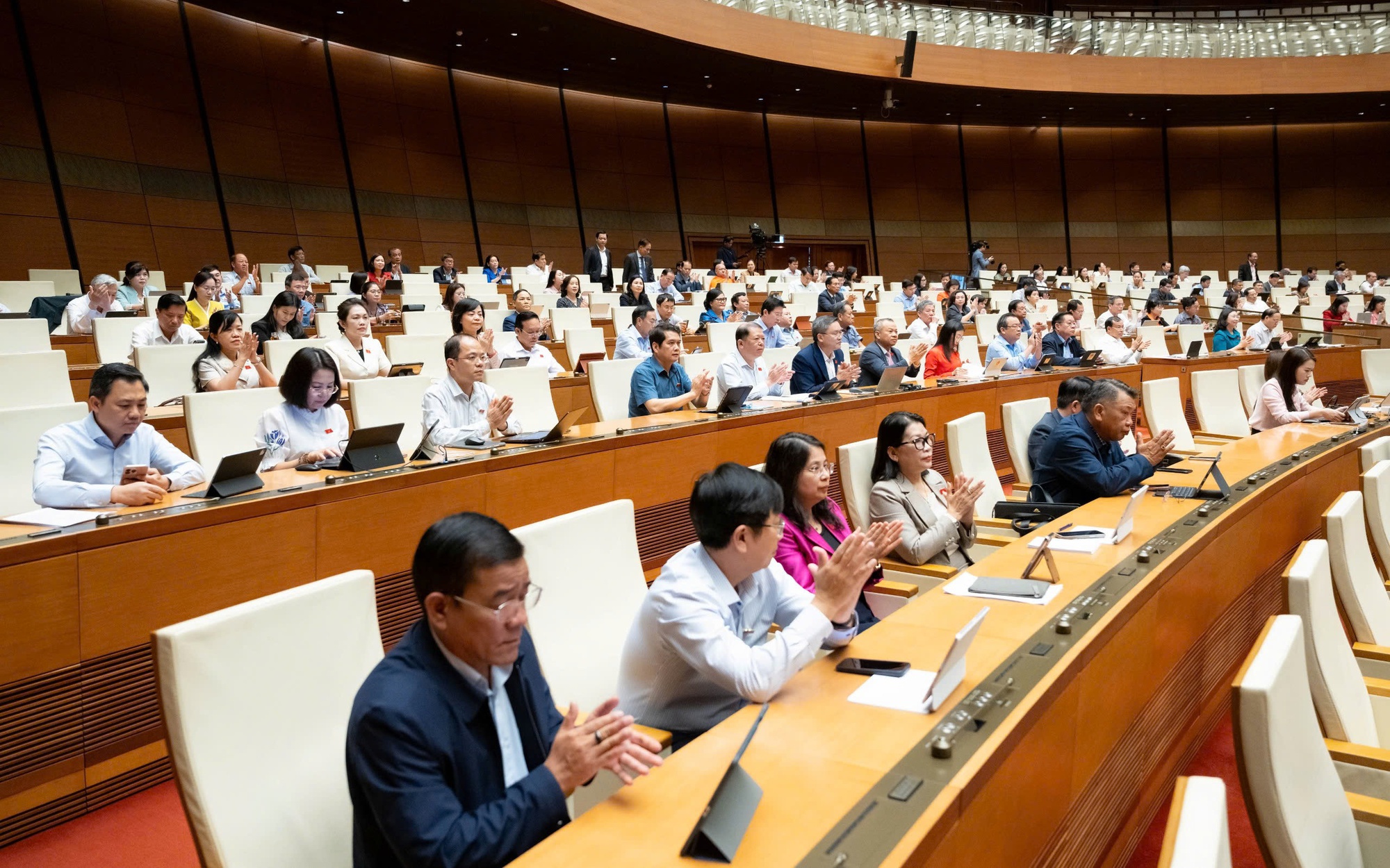 Quốc hội chi hơn 57.000 tỷ đồng cải cách tiền lương năm 2026 - Ảnh 2.