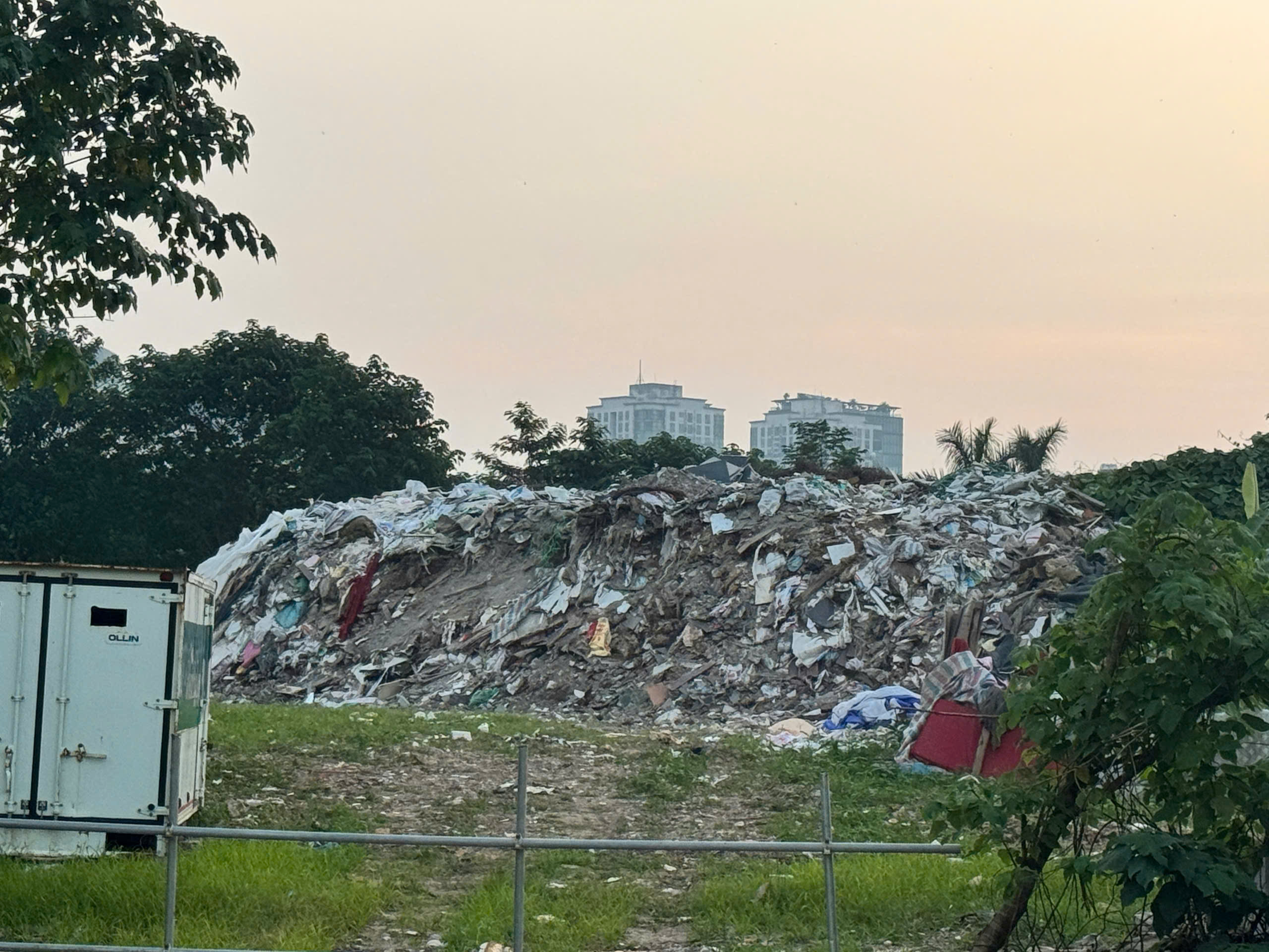 Tái diễn nạn đổ trộm phế thải gây ô nhiễm môi trường tại phường Xuân Đỉnh - Ảnh 8.