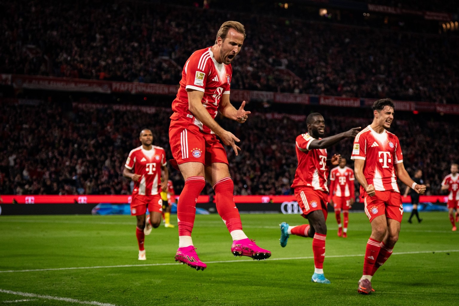 Barcelona nhắm Harry Kane thay thế Lewandowski - Ảnh 1. Barcelona nhắm Harry Kane thay thế Lewandowski - Ảnh 1.