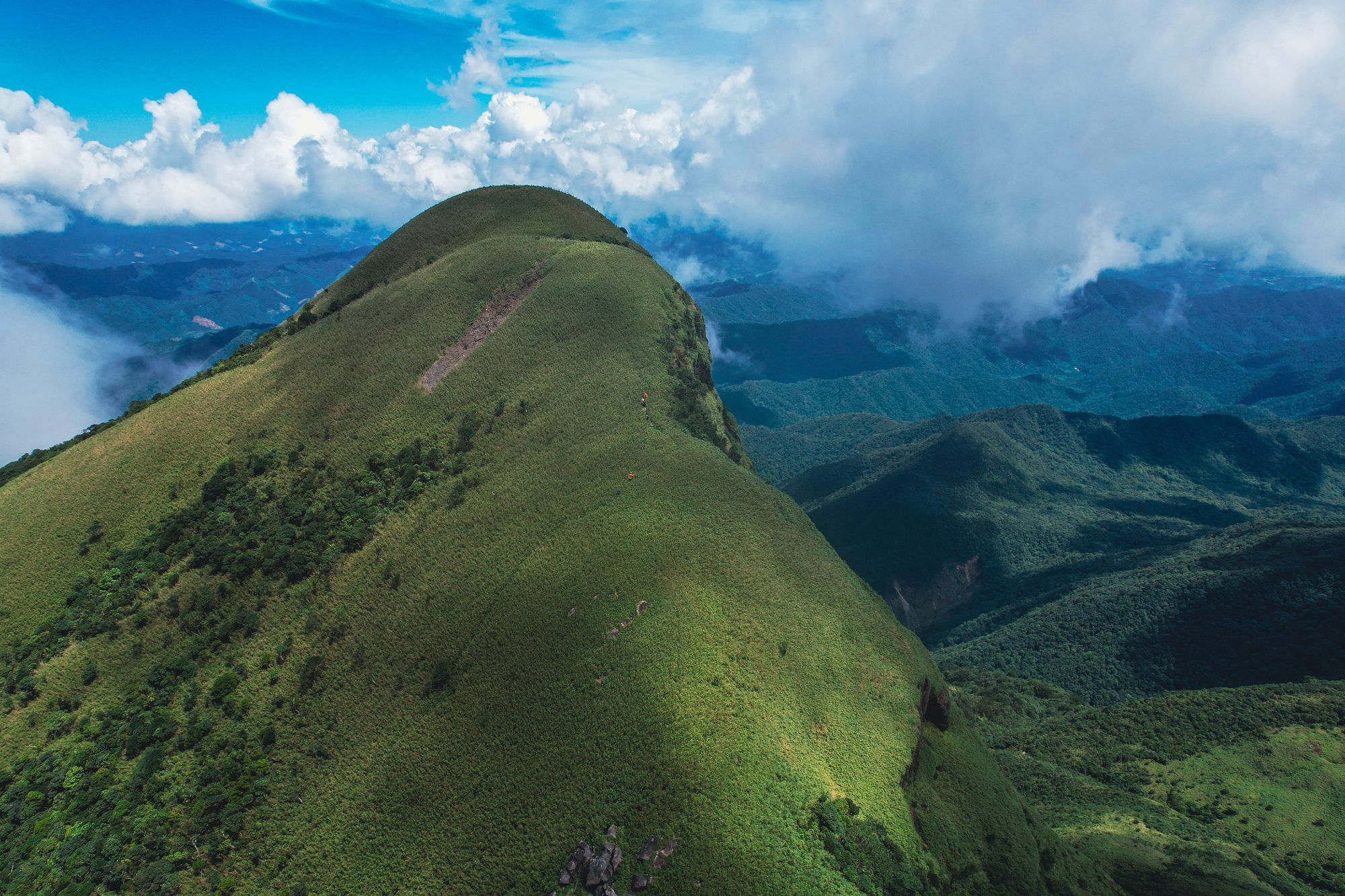 Mãn nhãn với biển mây, rừng rêu ma mị trên "nóc nhà" Quảng Trị - Ảnh 2.
