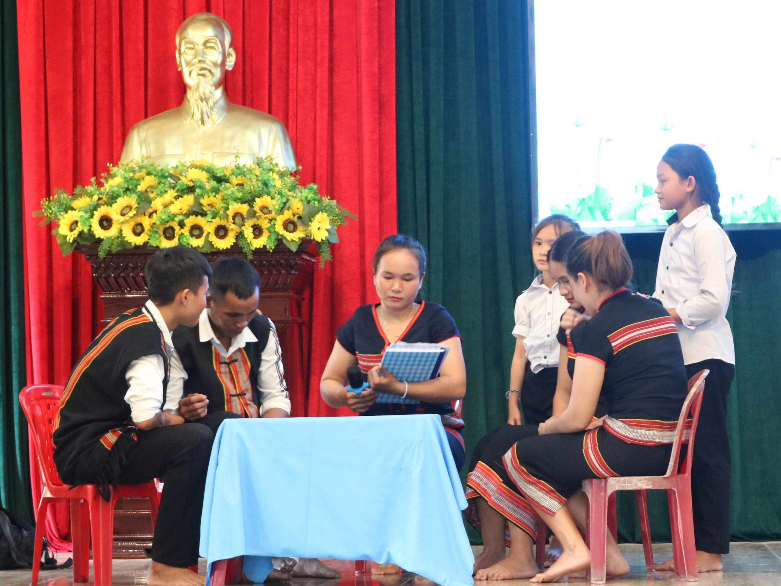 Nữ Chủ tịch Mặt trận Tổ quốc xã người Ca Dong và phong trào “Vì an ninh Tổ quốc”, kết nối yêu thương- Ảnh 4. Nữ Chủ tịch Mặt trận Tổ quốc xã người Ca Dong và phong trào “Vì an ninh Tổ quốc”, kết nối yêu thương- Ảnh 4.