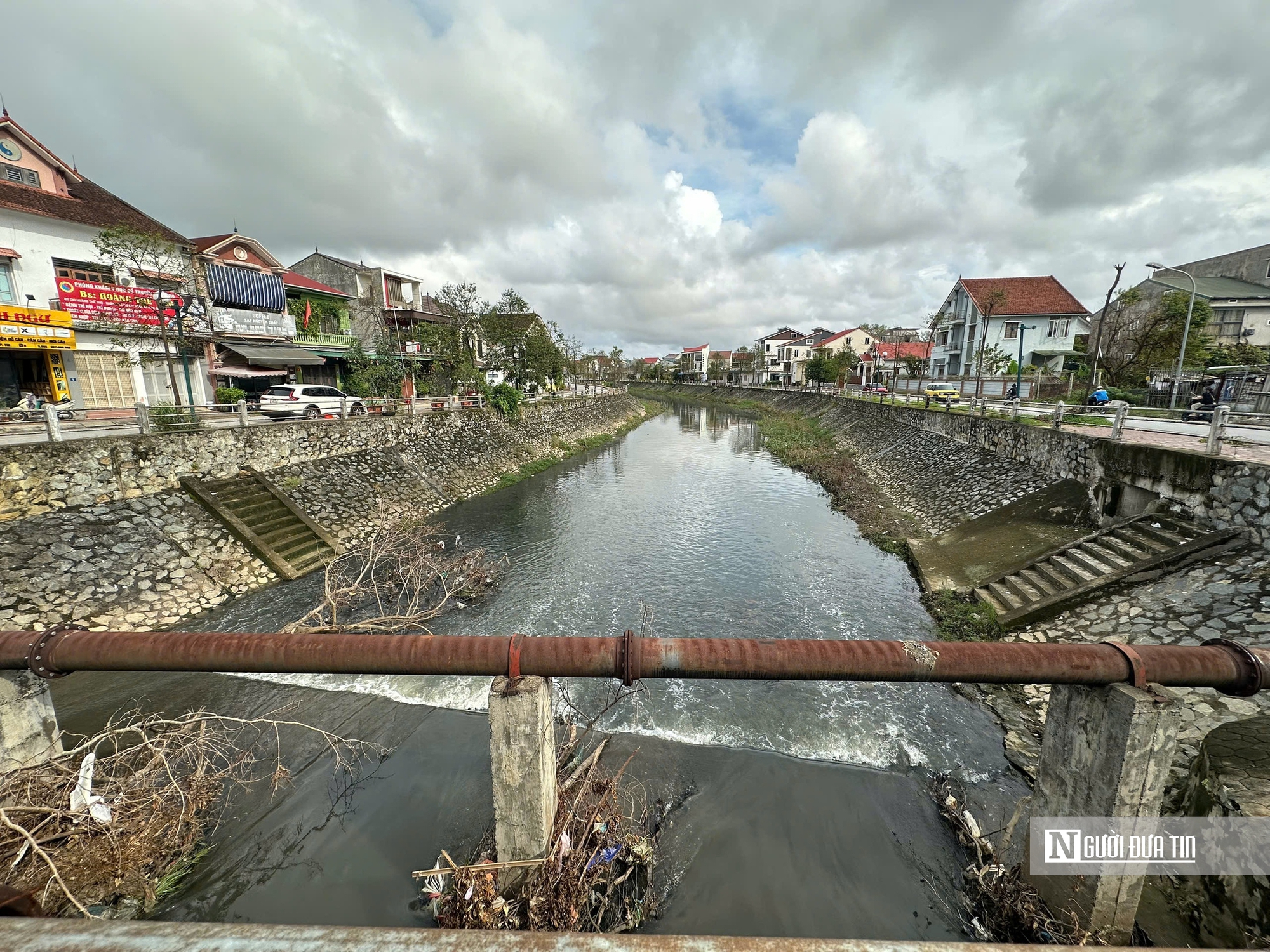 Nghệ An: Kênh Bắc “đen như mực”, người dân khổ sở sống chung với ô nhiễm - Ảnh 1.