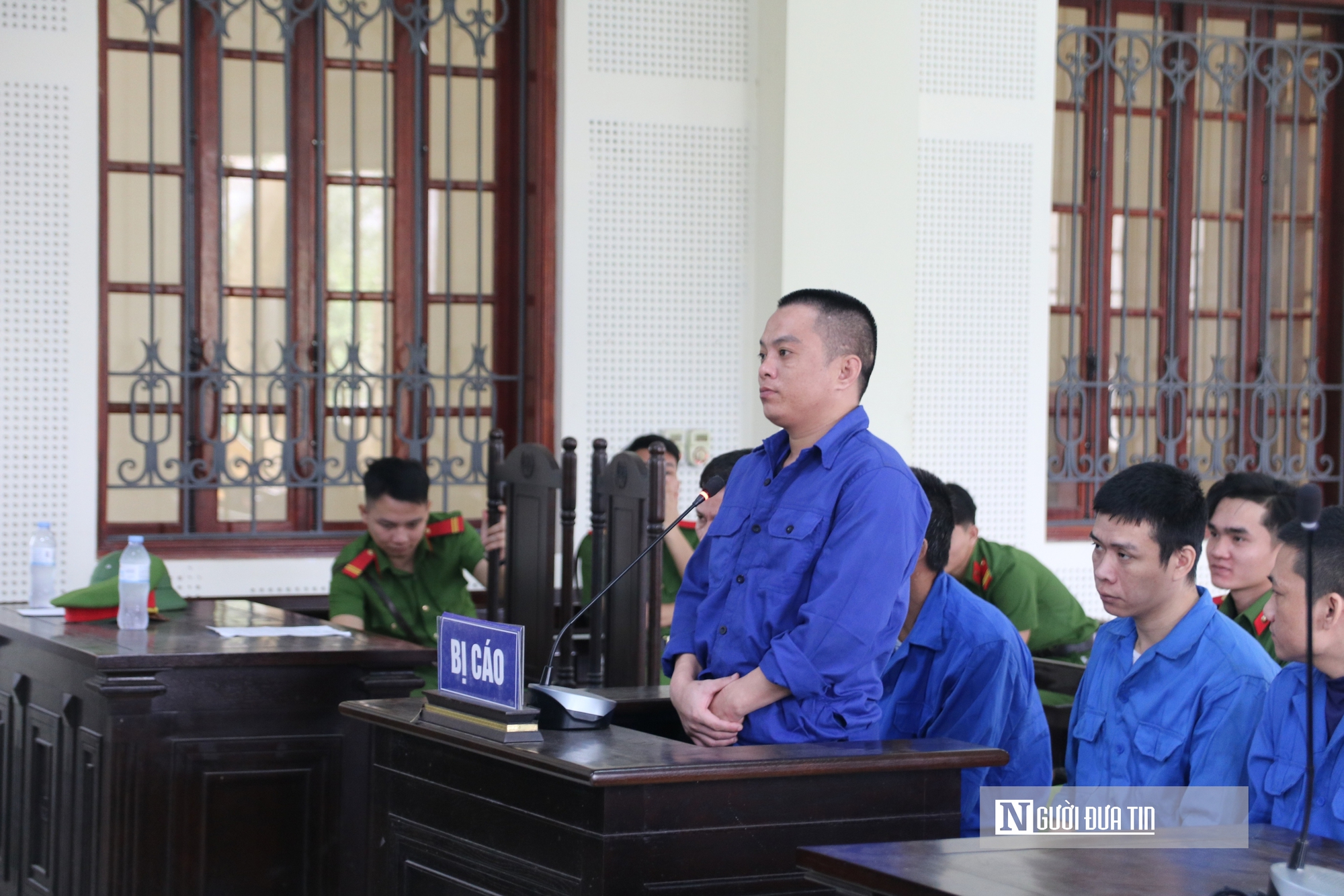 Nước mắt người mẹ già rơi khi con trai nhận mức án 20 năm tù - Ảnh 2.