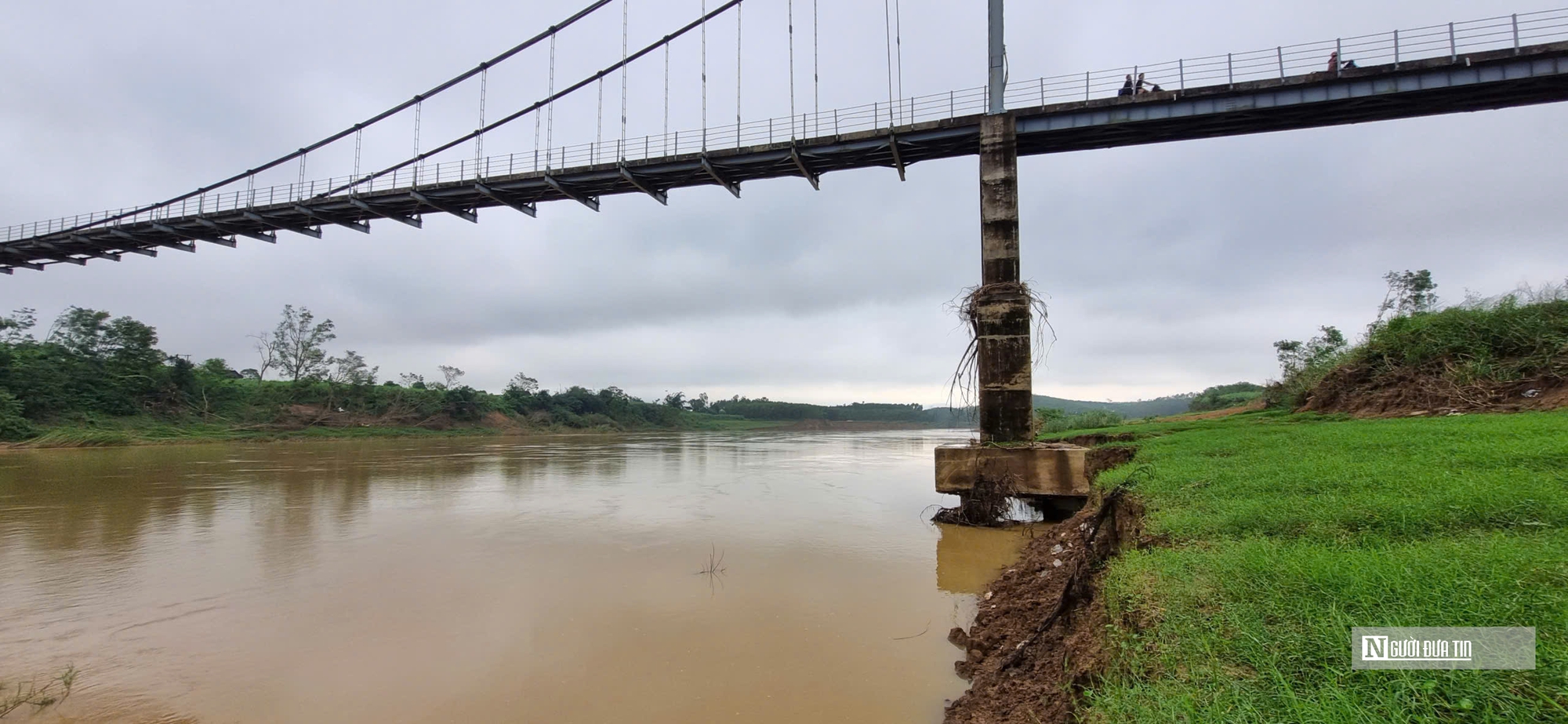 Cảnh đáng sợ ở cây cầu treo huyết mạch bên bờ sông Hiếu - Ảnh 1.