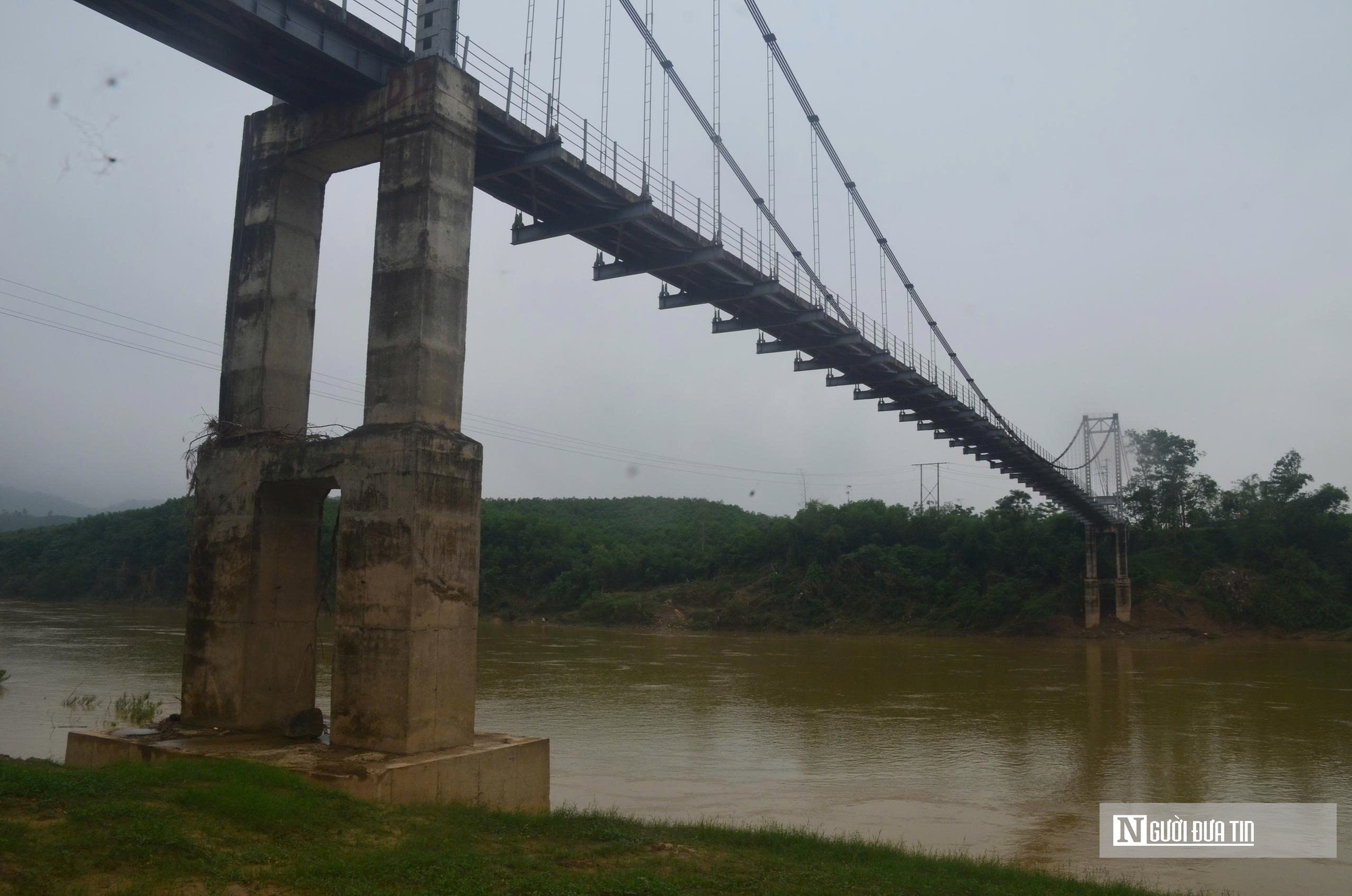 Cảnh đáng sợ ở cây cầu treo huyết mạch bên bờ sông Hiếu - Ảnh 2.