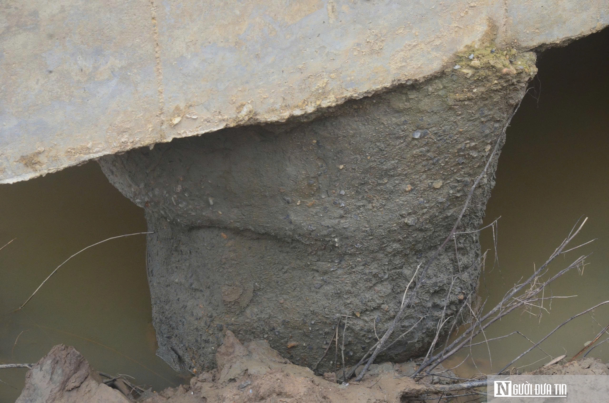 Cảnh đáng sợ ở cây cầu treo huyết mạch bên bờ sông Hiếu - Ảnh 3.