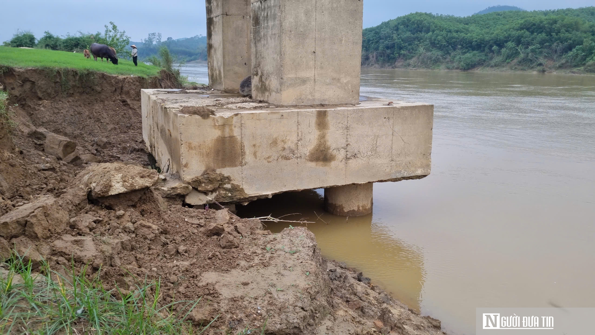 Cảnh đáng sợ ở cây cầu treo huyết mạch bên bờ sông Hiếu - Ảnh 4.