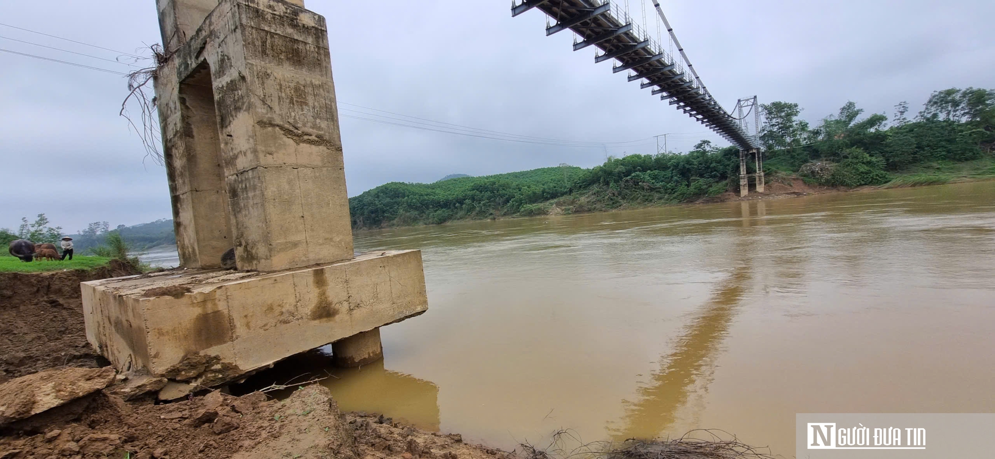 Cảnh đáng sợ ở cây cầu treo huyết mạch bên bờ sông Hiếu - Ảnh 5.