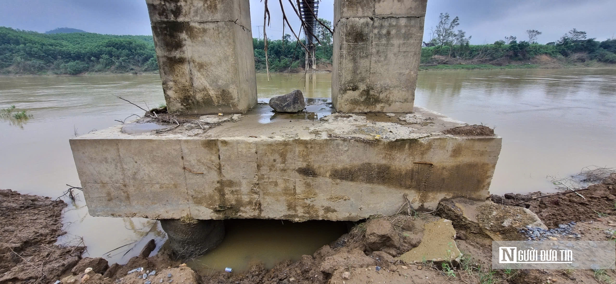 Cảnh đáng sợ ở cây cầu treo huyết mạch bên bờ sông Hiếu - Ảnh 7.