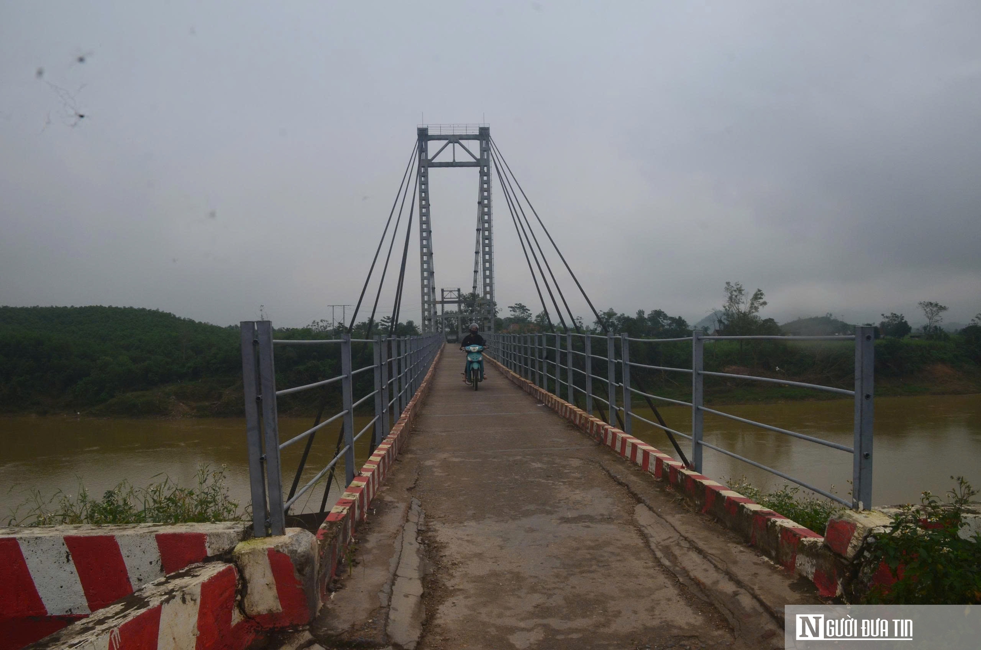 Cảnh đáng sợ ở cây cầu treo huyết mạch bên bờ sông Hiếu - Ảnh 8.