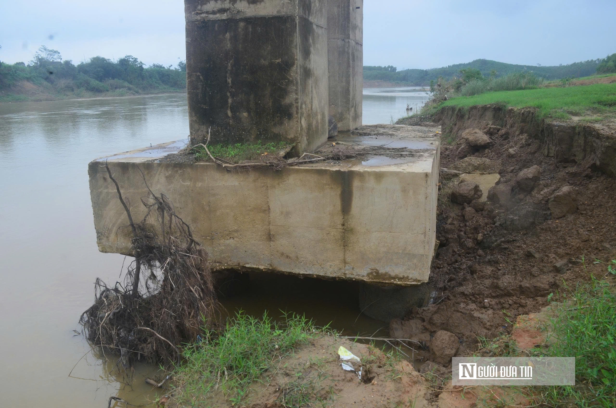 Cảnh đáng sợ ở cây cầu treo huyết mạch bên bờ sông Hiếu - Ảnh 6.