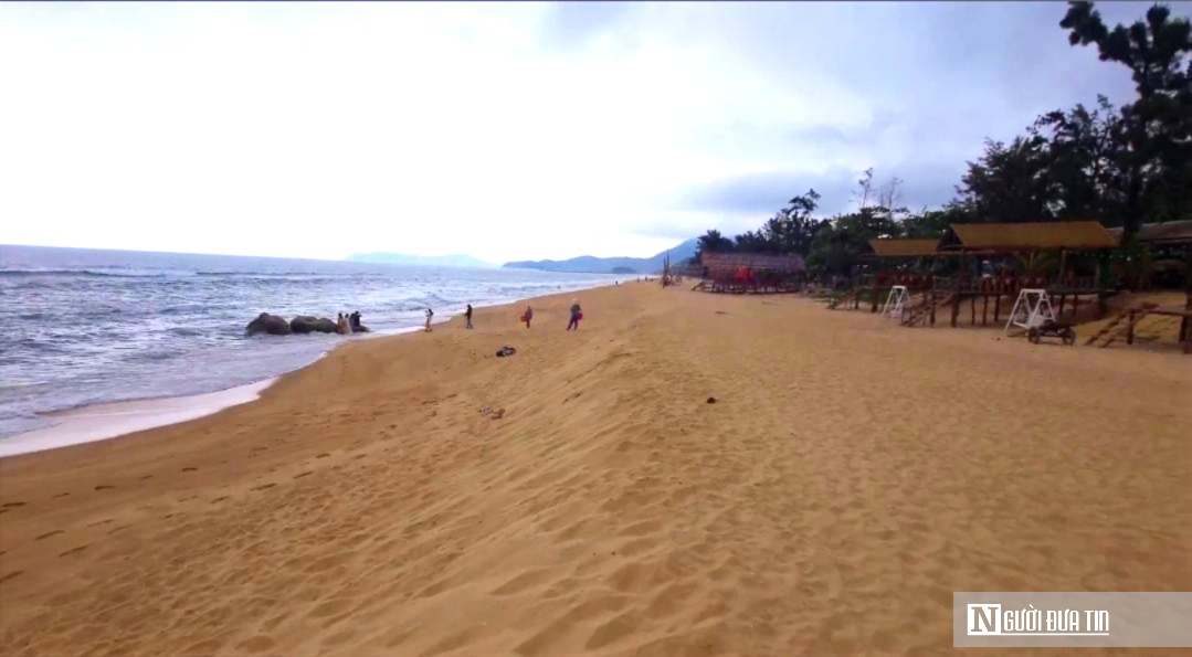 Ảnh: Xót xa bãi biển đẹp ở Huế bị sóng dữ đánh tan hoang - Ảnh 1.