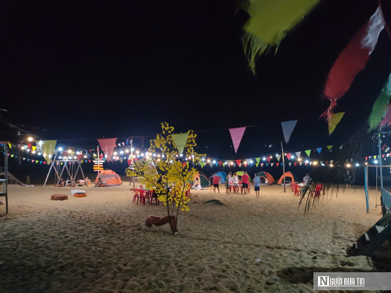 Ảnh: Xót xa bãi biển đẹp ở Huế bị sóng dữ đánh tan hoang - Ảnh 2.