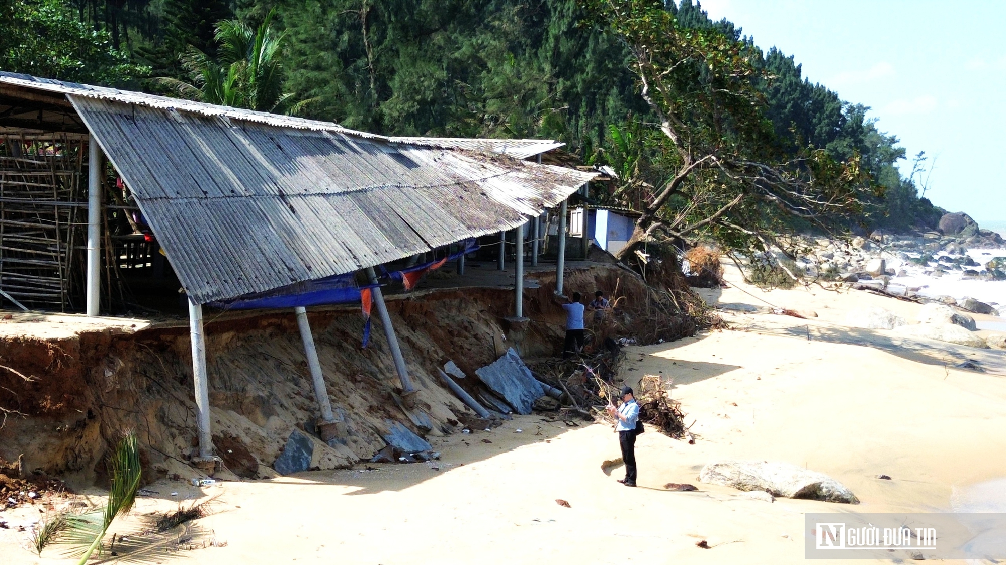 Ảnh: Xót xa bãi biển đẹp ở Huế bị sóng dữ đánh tan hoang - Ảnh 3.