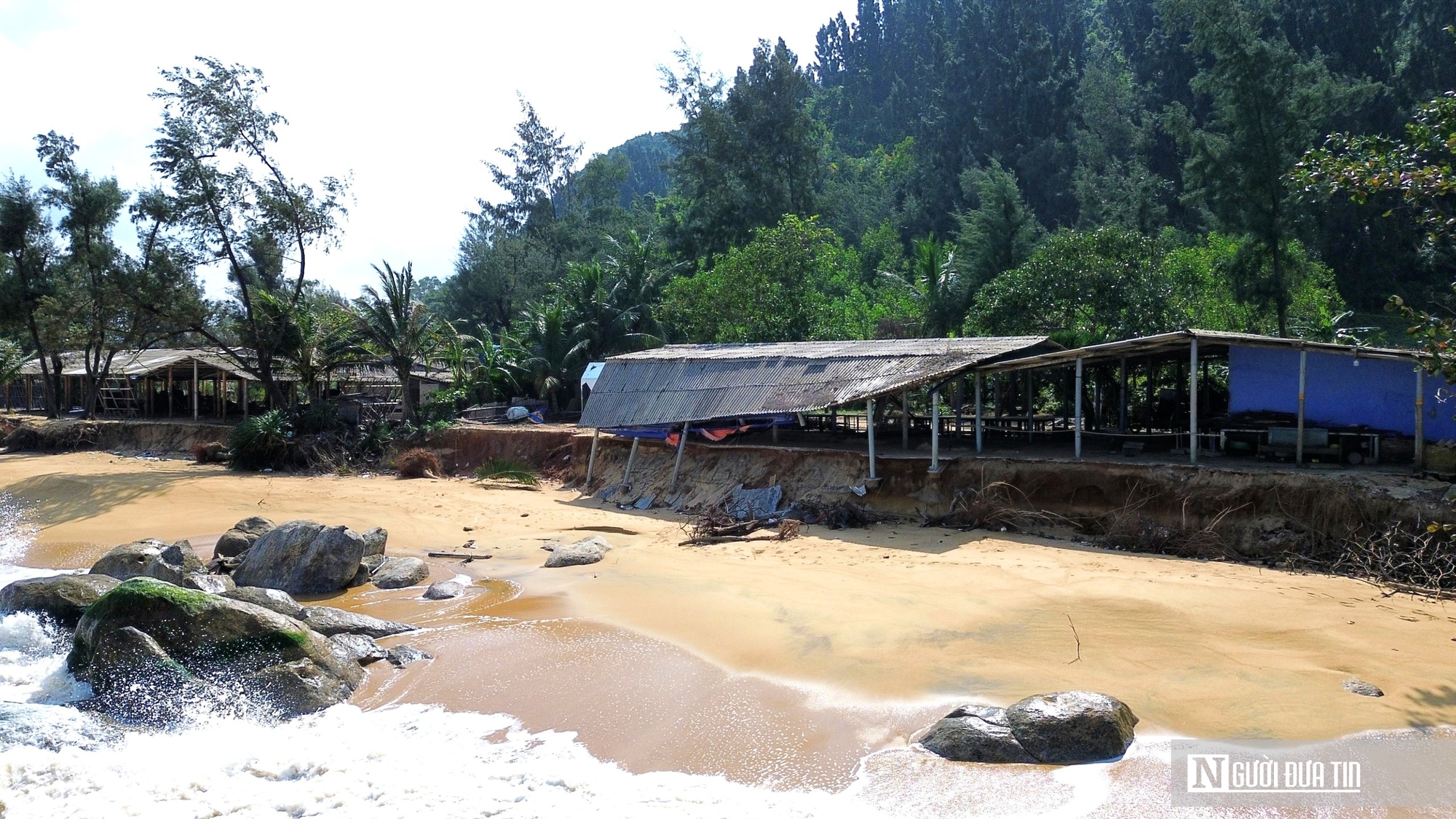 Ảnh: Xót xa bãi biển đẹp ở Huế bị sóng dữ đánh tan hoang - Ảnh 4.