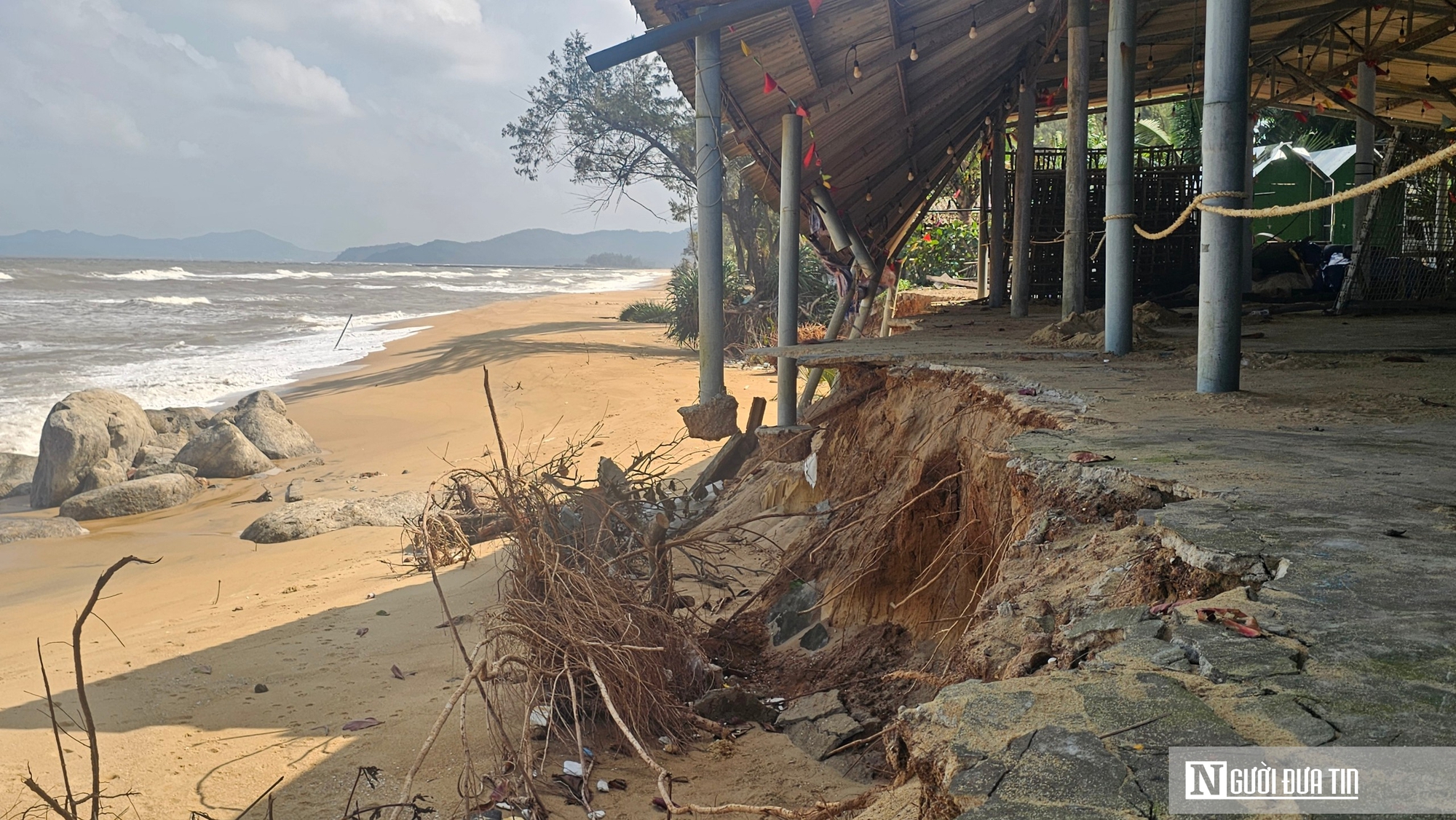 Ảnh: Xót xa bãi biển đẹp ở Huế bị sóng dữ đánh tan hoang - Ảnh 5.
