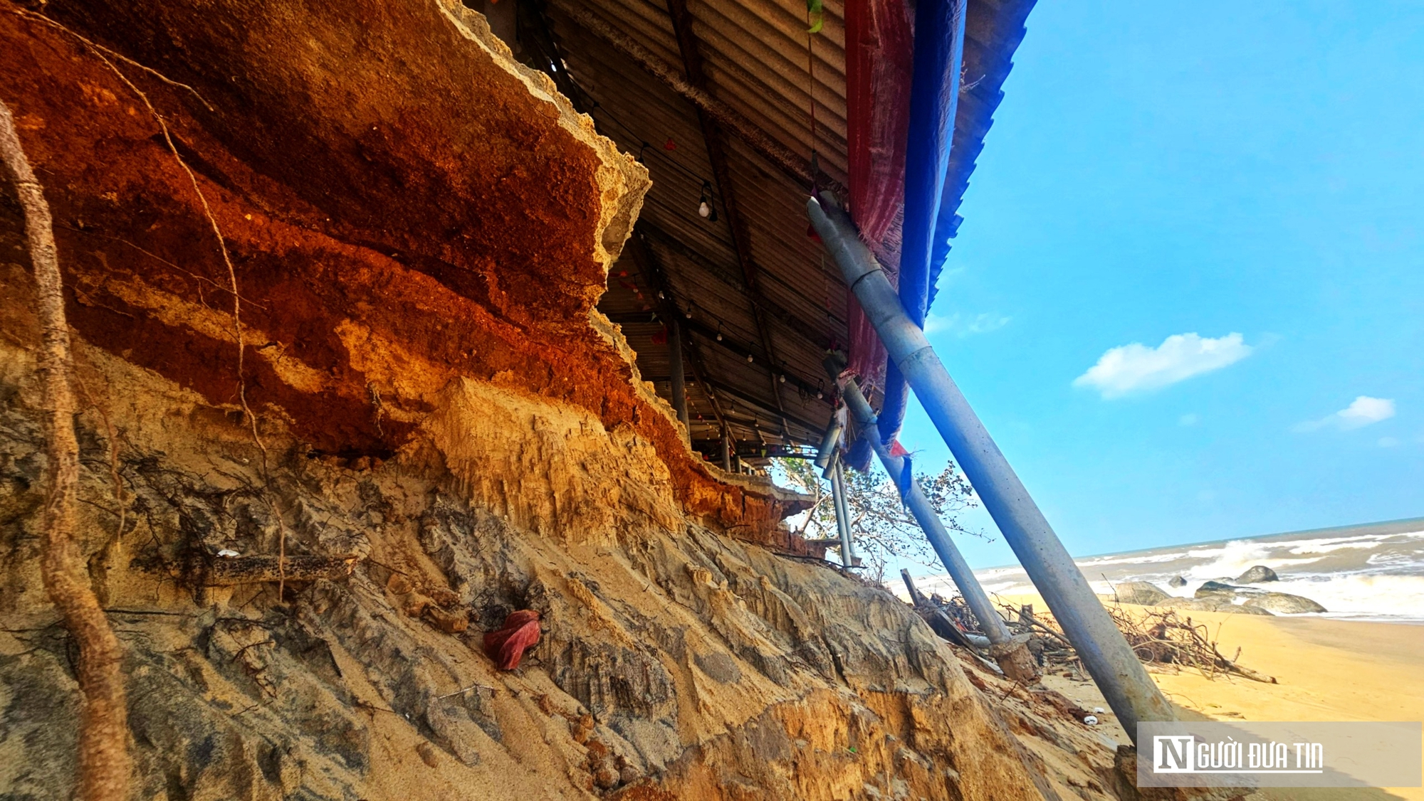 Ảnh: Xót xa bãi biển đẹp ở Huế bị sóng dữ đánh tan hoang - Ảnh 6.