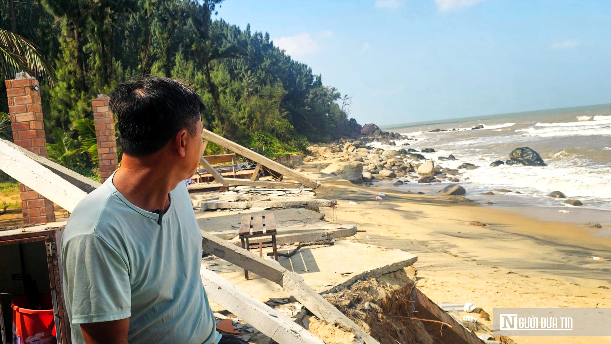 Ảnh: Xót xa bãi biển đẹp ở Huế bị sóng dữ đánh tan hoang - Ảnh 7.