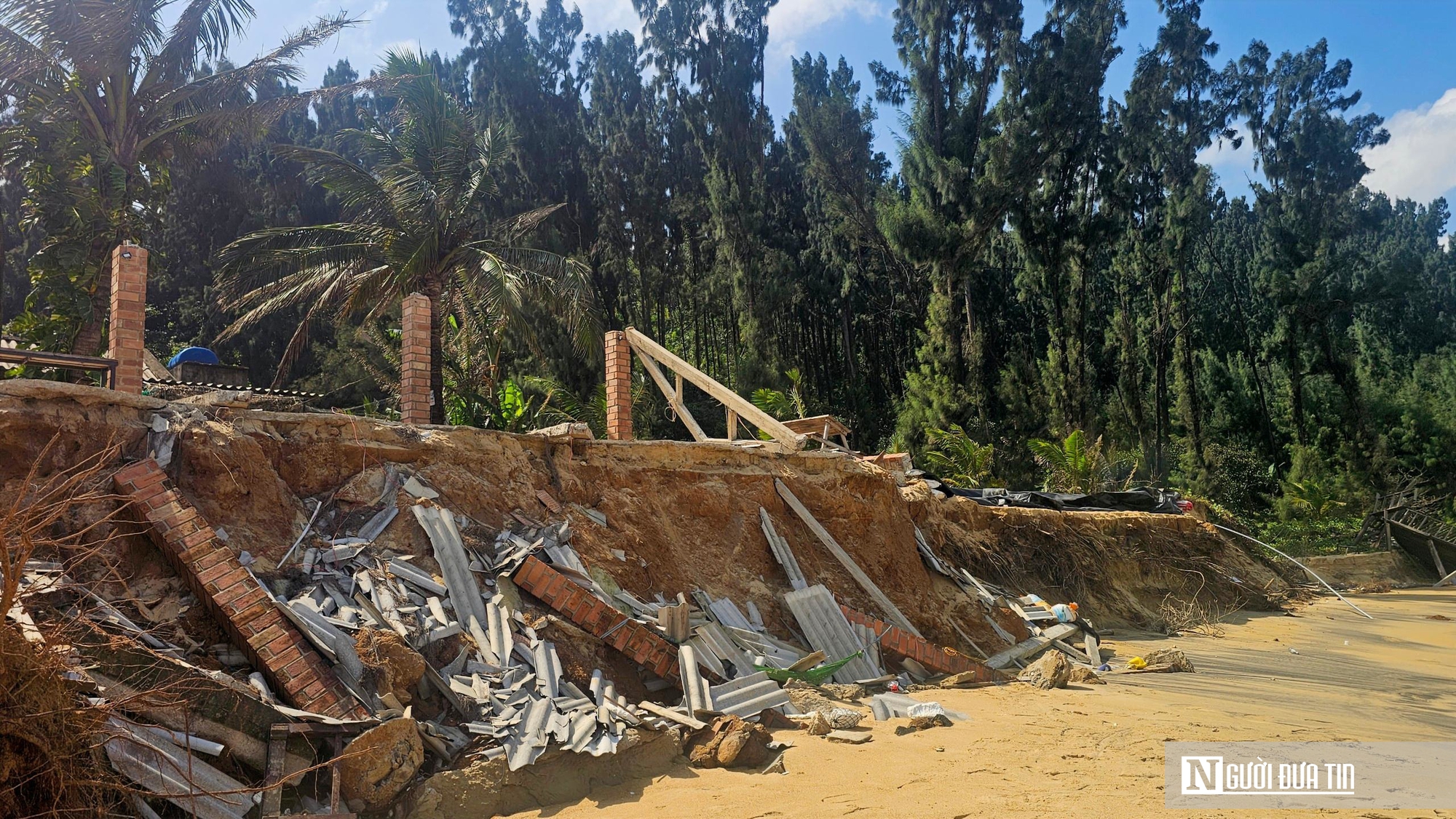 Ảnh: Xót xa bãi biển đẹp ở Huế bị sóng dữ đánh tan hoang - Ảnh 8.