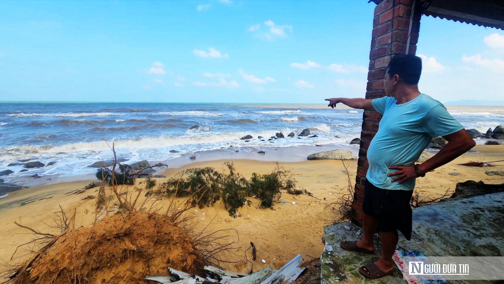Ảnh: Xót xa bãi biển đẹp ở Huế bị sóng dữ đánh tan hoang - Ảnh 9.