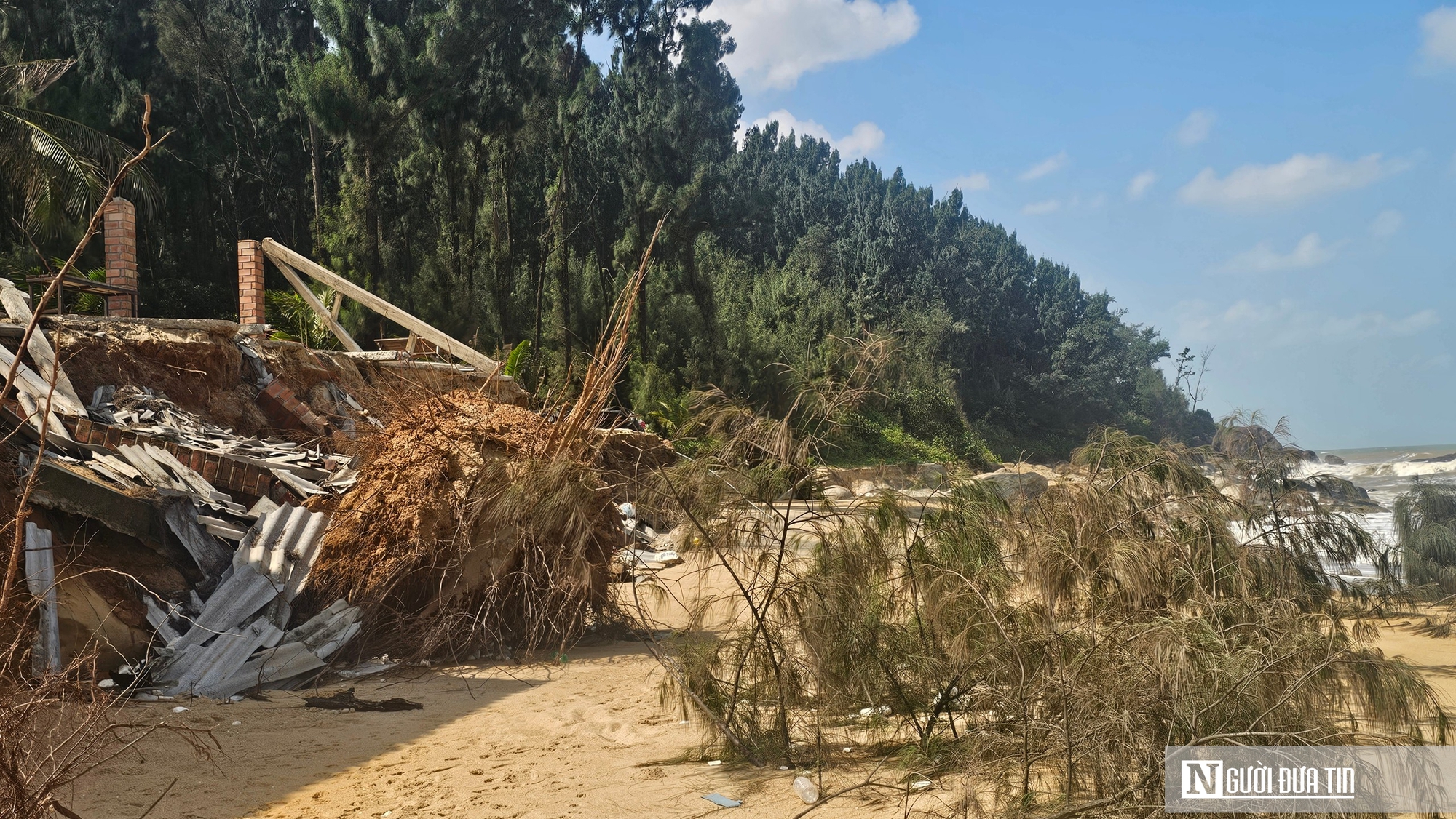 Ảnh: Xót xa bãi biển đẹp ở Huế bị sóng dữ đánh tan hoang - Ảnh 10.