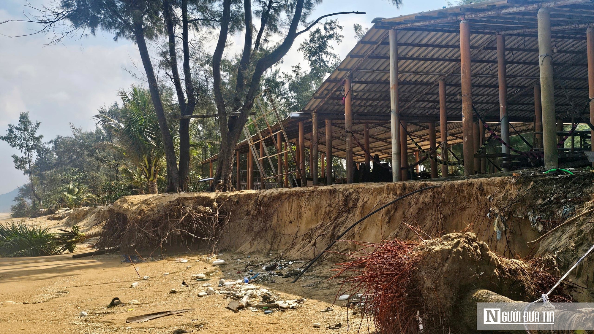 Ảnh: Xót xa bãi biển đẹp ở Huế bị sóng dữ đánh tan hoang - Ảnh 11.