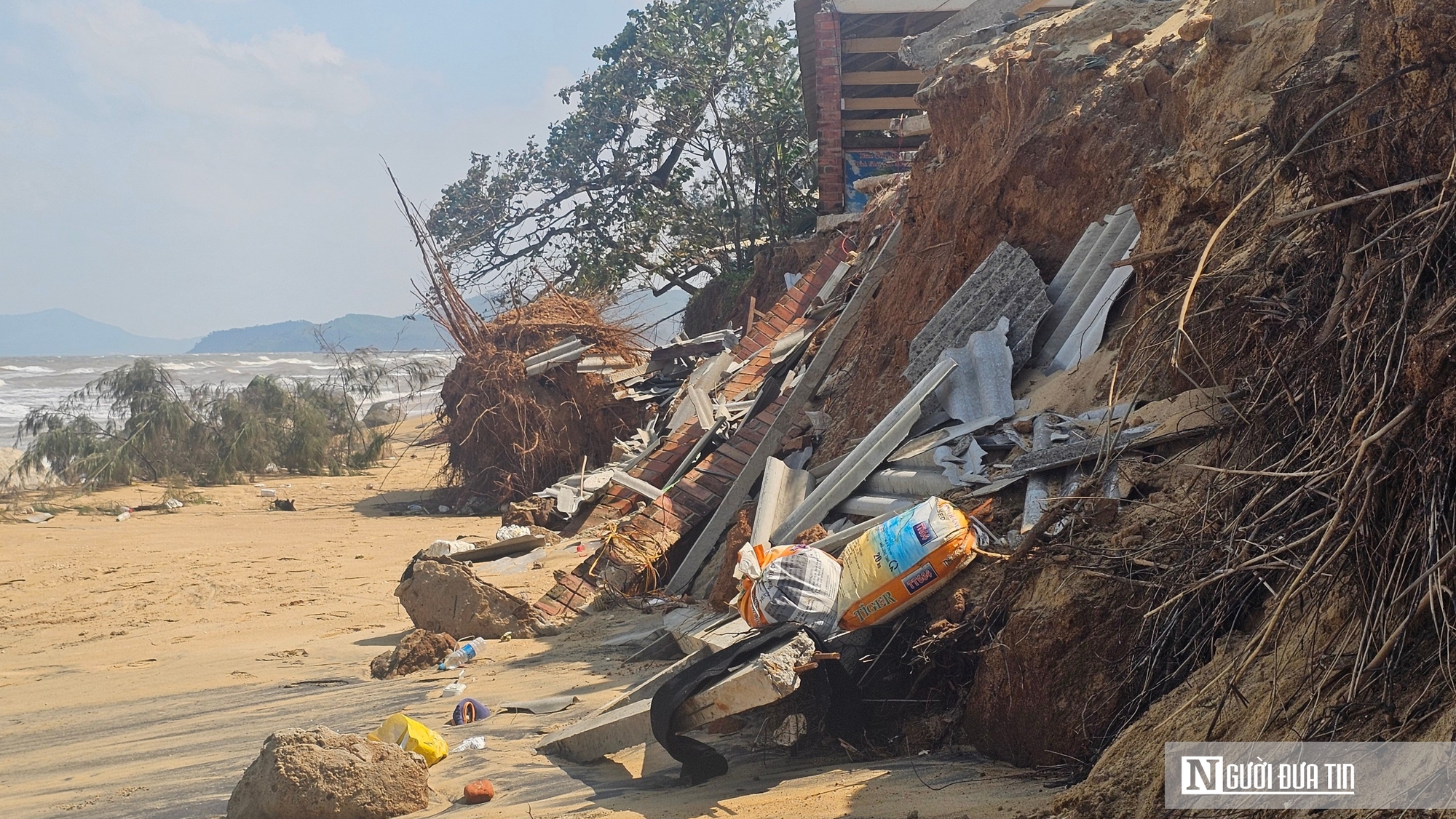Ảnh: Xót xa bãi biển đẹp ở Huế bị sóng dữ đánh tan hoang - Ảnh 12.
