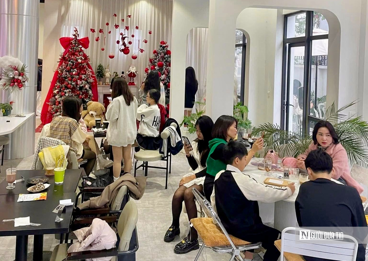 Các quán cà phê "hốt bạc" nhờ trend chụp hình mùa Giáng sinh - Ảnh 5.