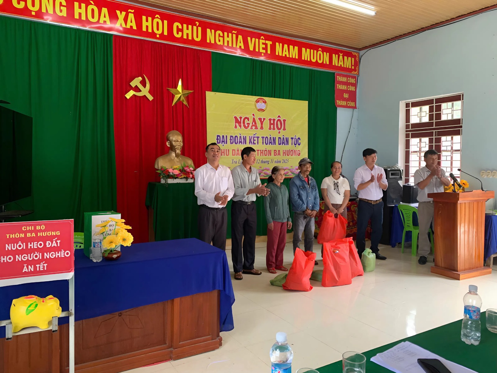 Chung tay ủng hộ đồng bào bão lũ trong ngày hội đoàn kết dân tộc ở xã miền núi Đà Nẵng- Ảnh 2.