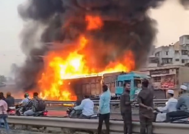 8 người thiệt mạng khi xe ô tô con bị kẹp giữa 2 xe tải - Ảnh 1.