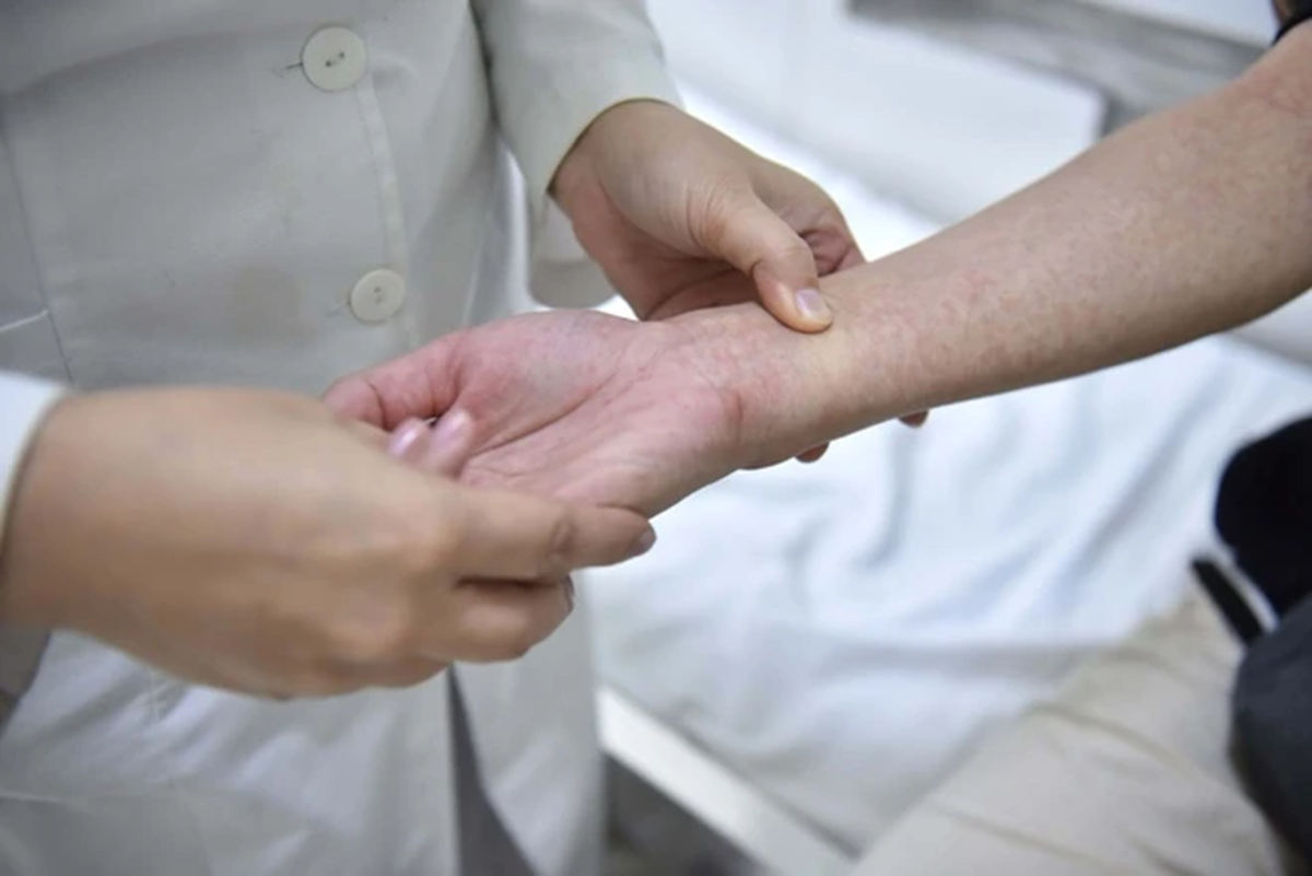 Người đàn ông 40 tuổi nguy kịch sau khi ăn món "vạn người mê" - Ảnh 1.