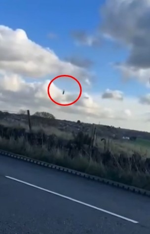 Máy bay trực thăng rơi xuống cánh đồng, phi công sống sót - Ảnh 1.