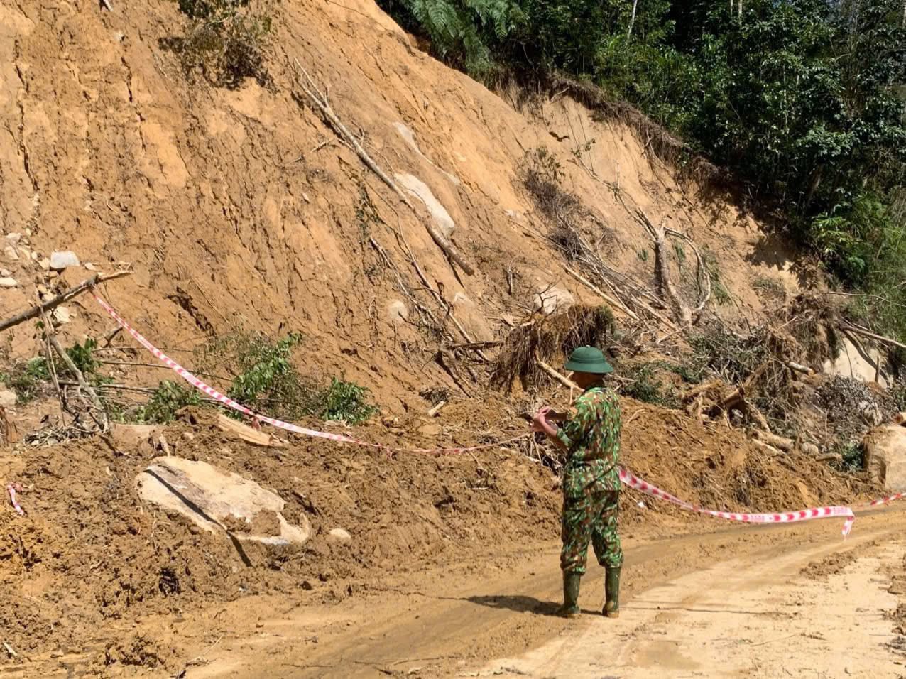 Đà Nẵng: Di dời 665 người dân sau khi quả đồi bất ngờ sạt lở, nghi vùi lấp 3 người- Ảnh 3. Đà Nẵng: Di dời 665 người dân sau khi quả đồi bất ngờ sạt lở, nghi vùi lấp 3 người- Ảnh 3.